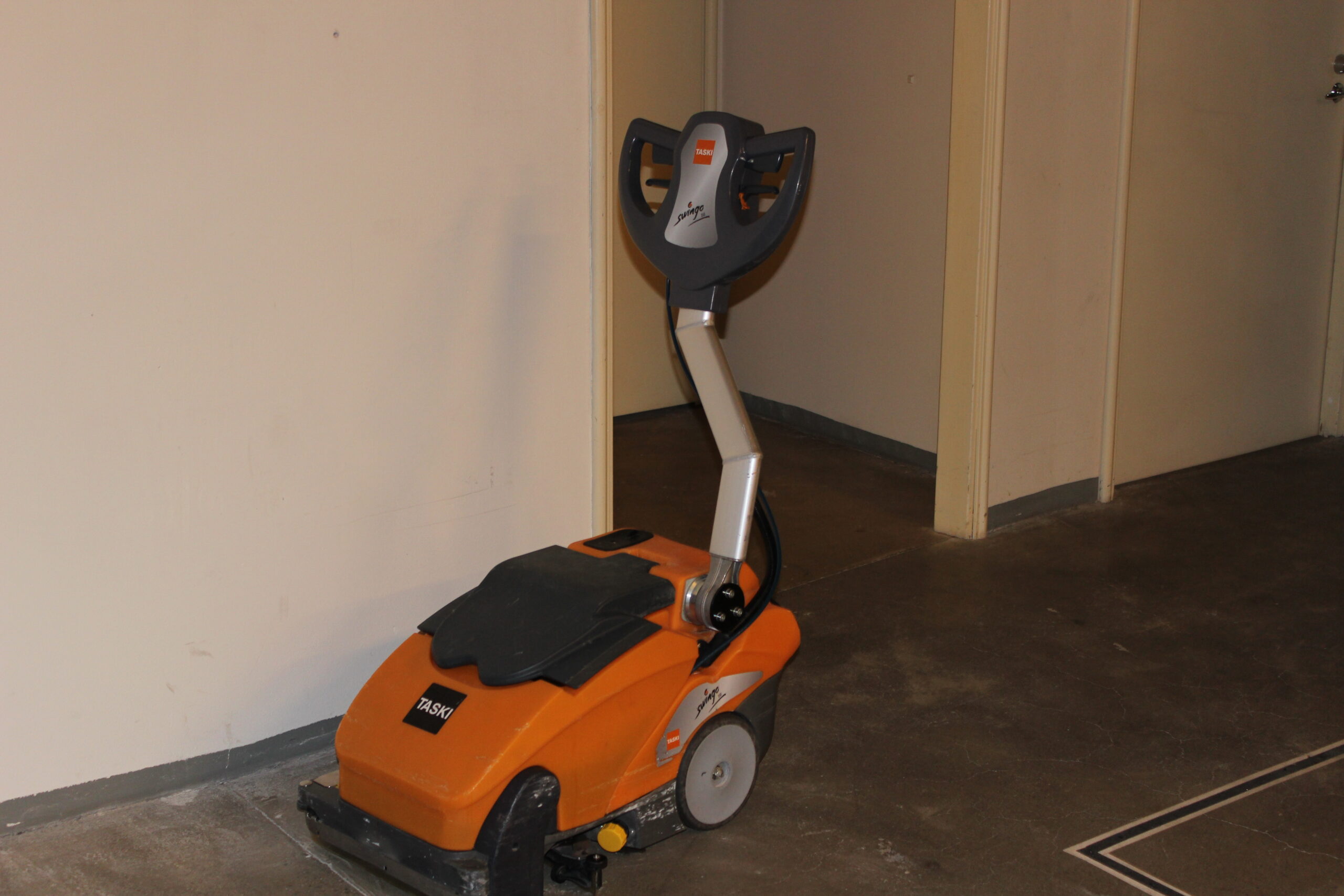 Automatic scrubber drier