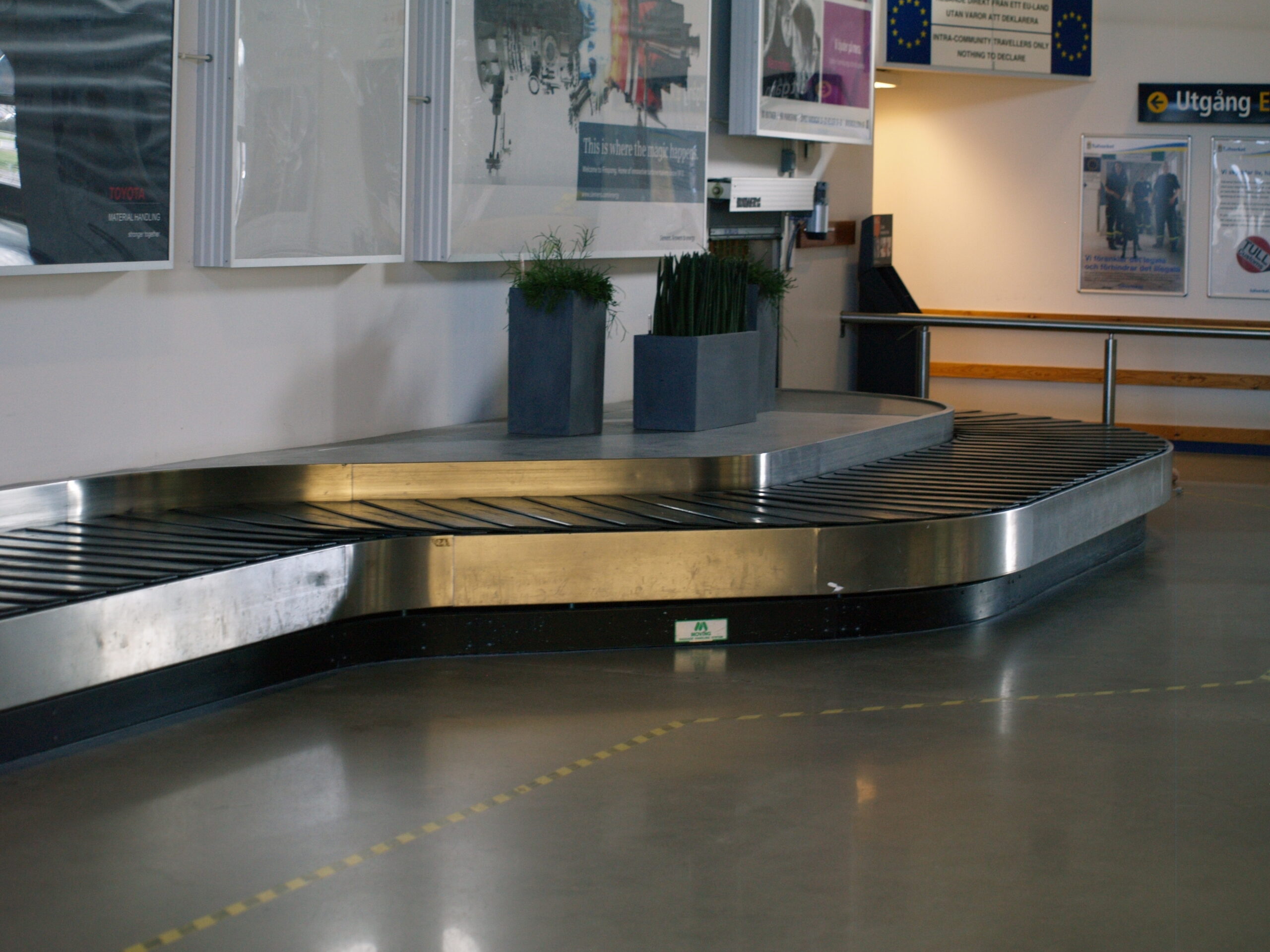 Luggage belt in waiting hall