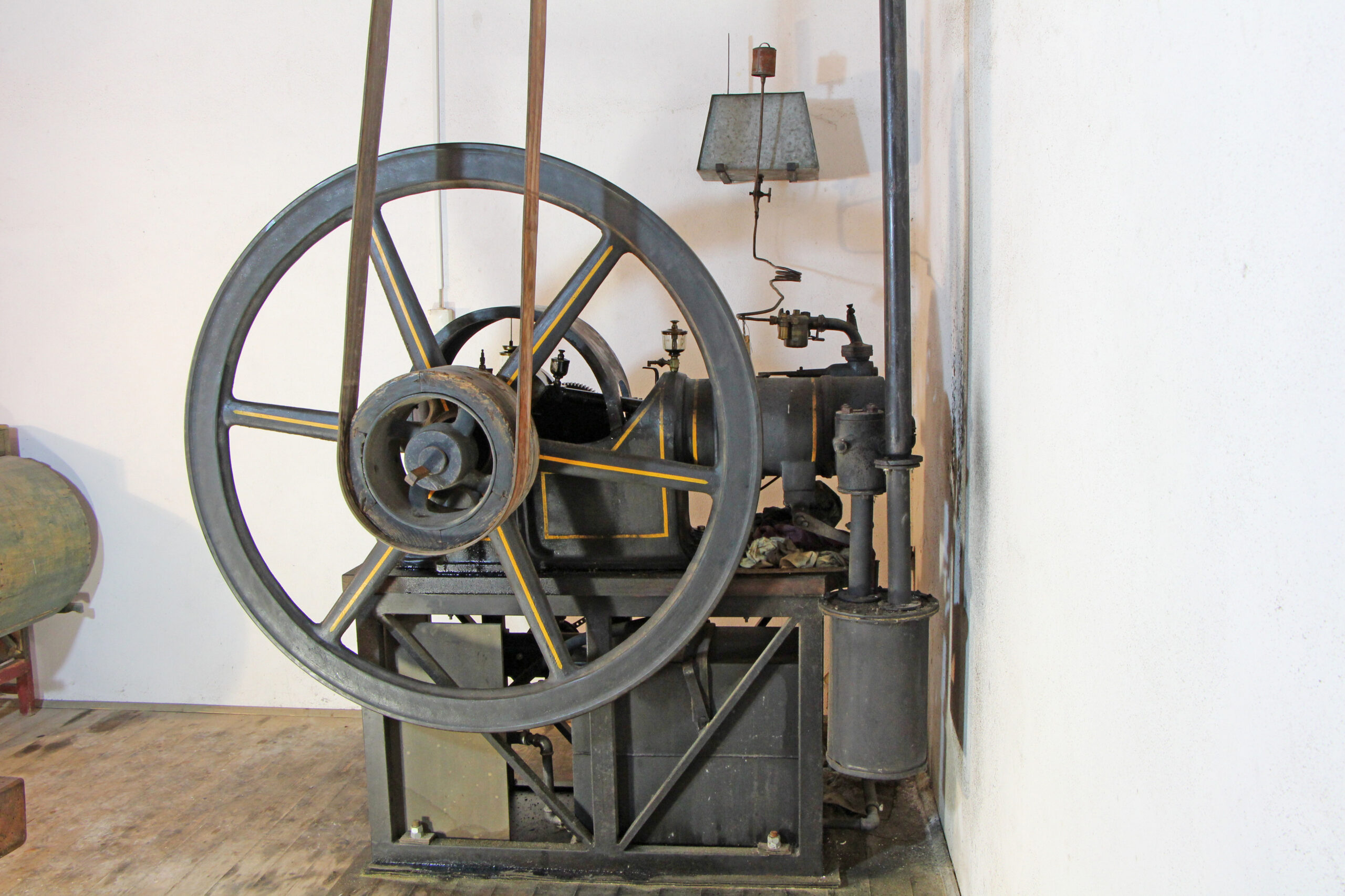 Stationary Hot Bulb Engine - running
