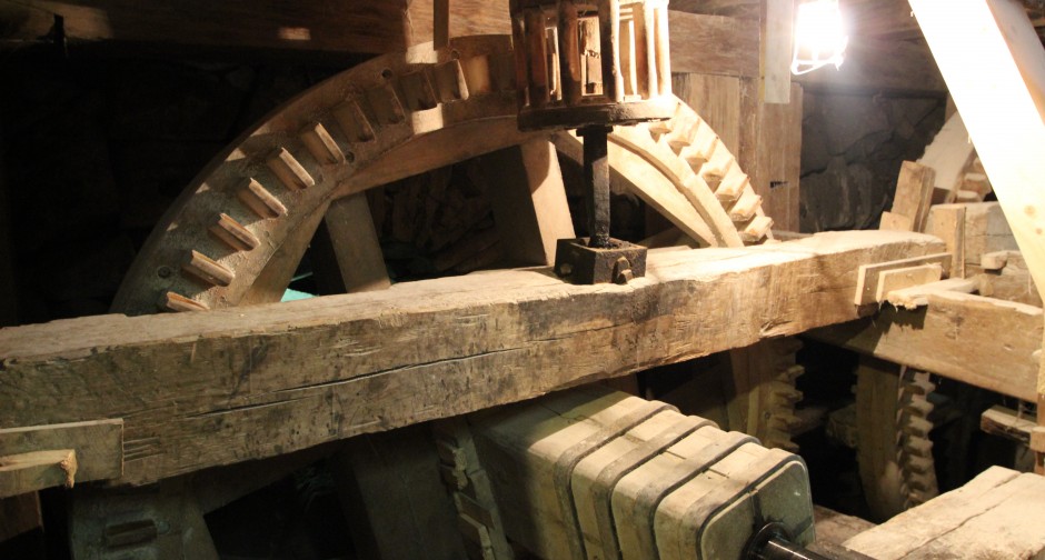 Wooden bevel gear