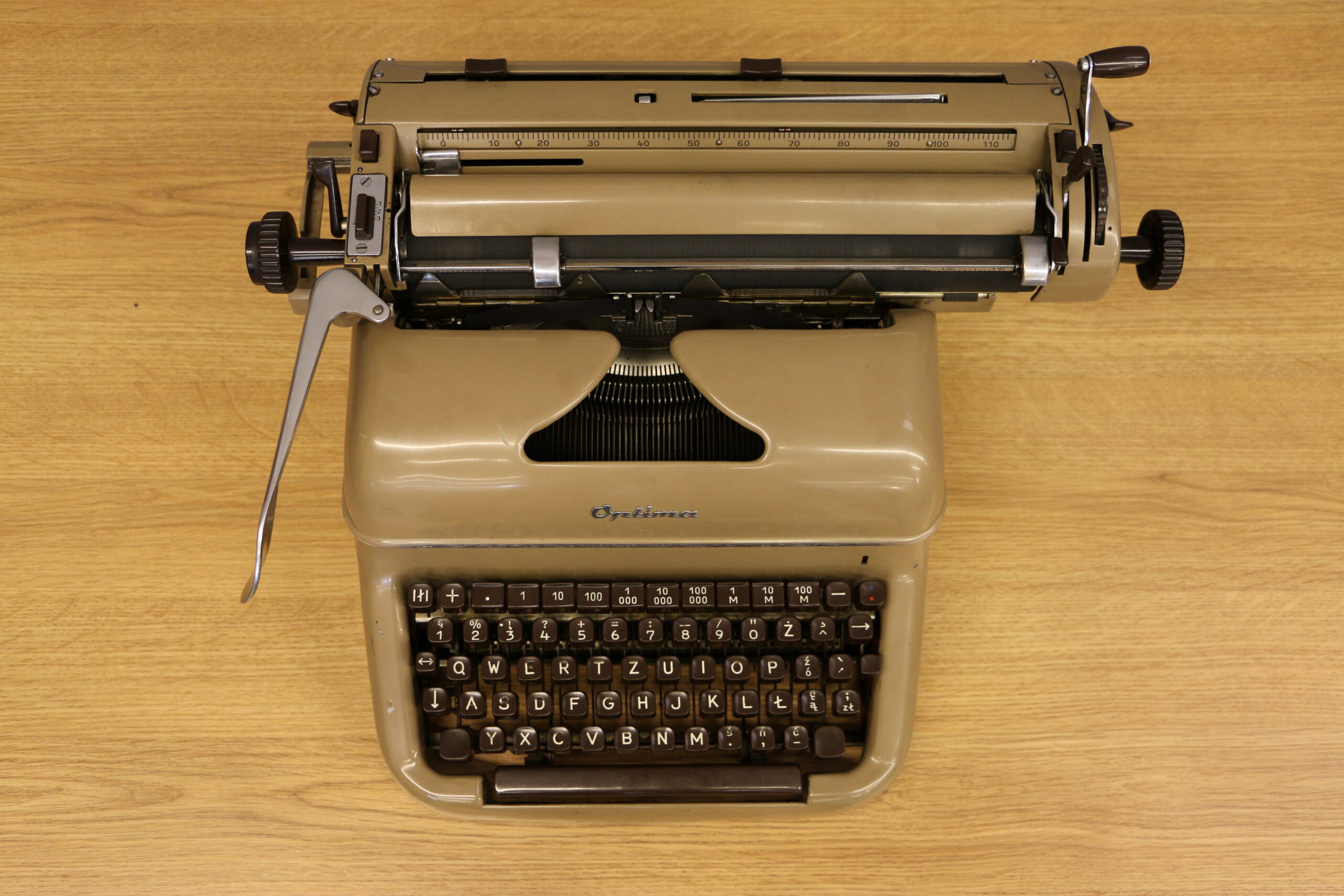 Typewriter Optima M12 - inserting paper
