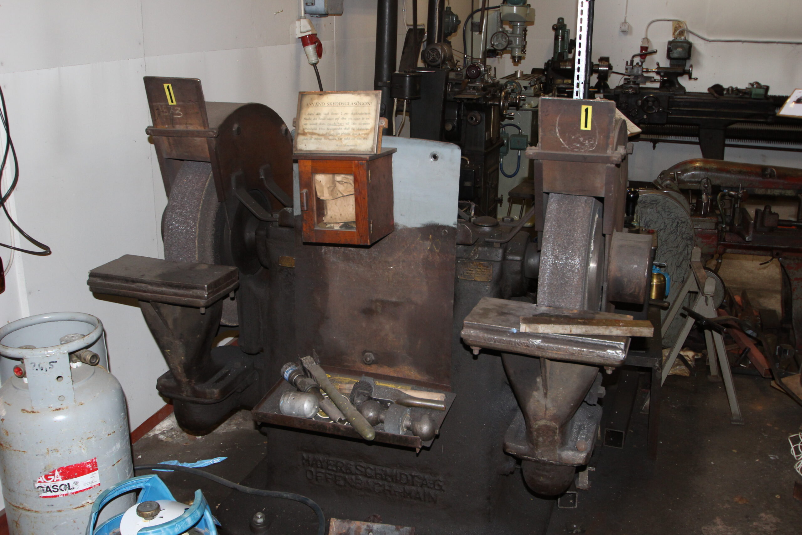 Pedestal grinder