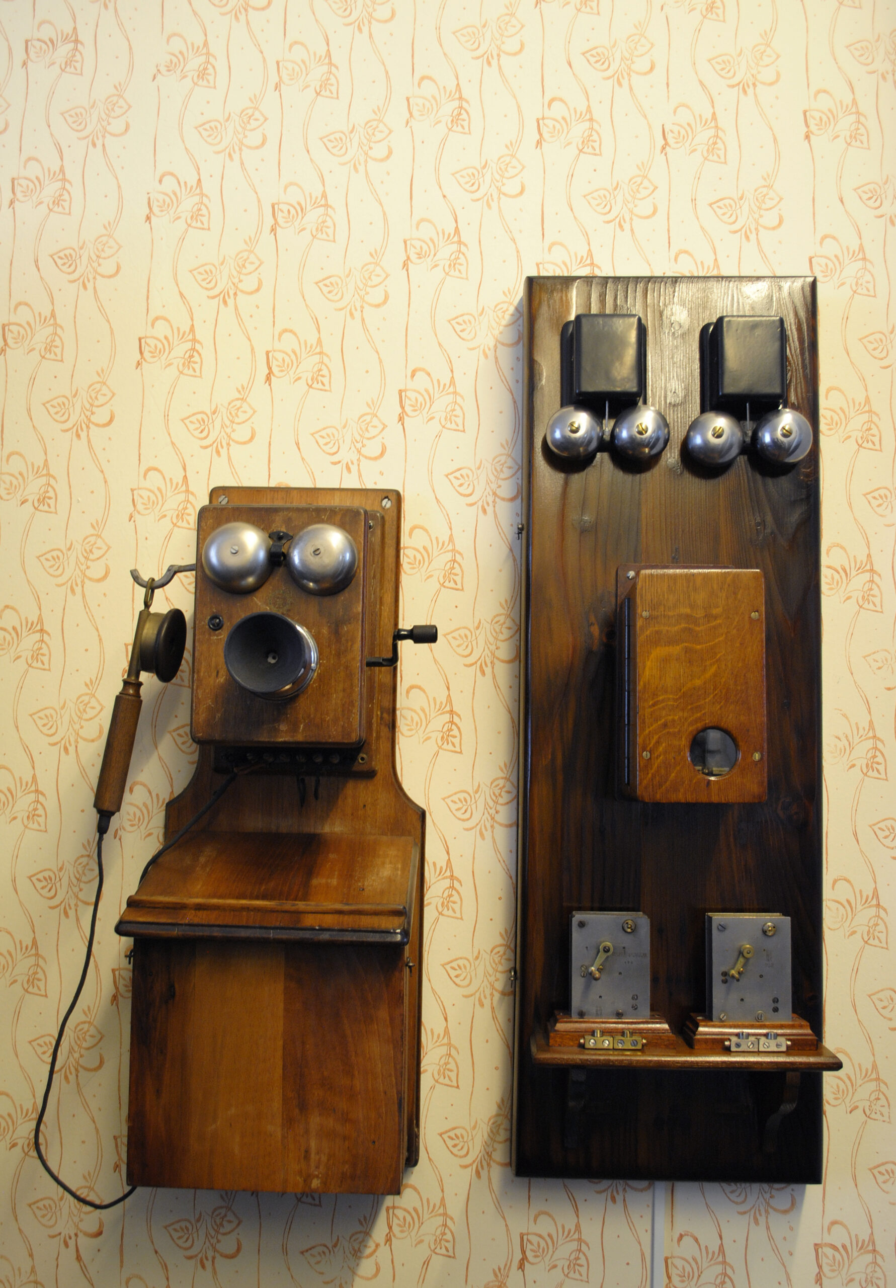 Magneto wall telephone – ringing