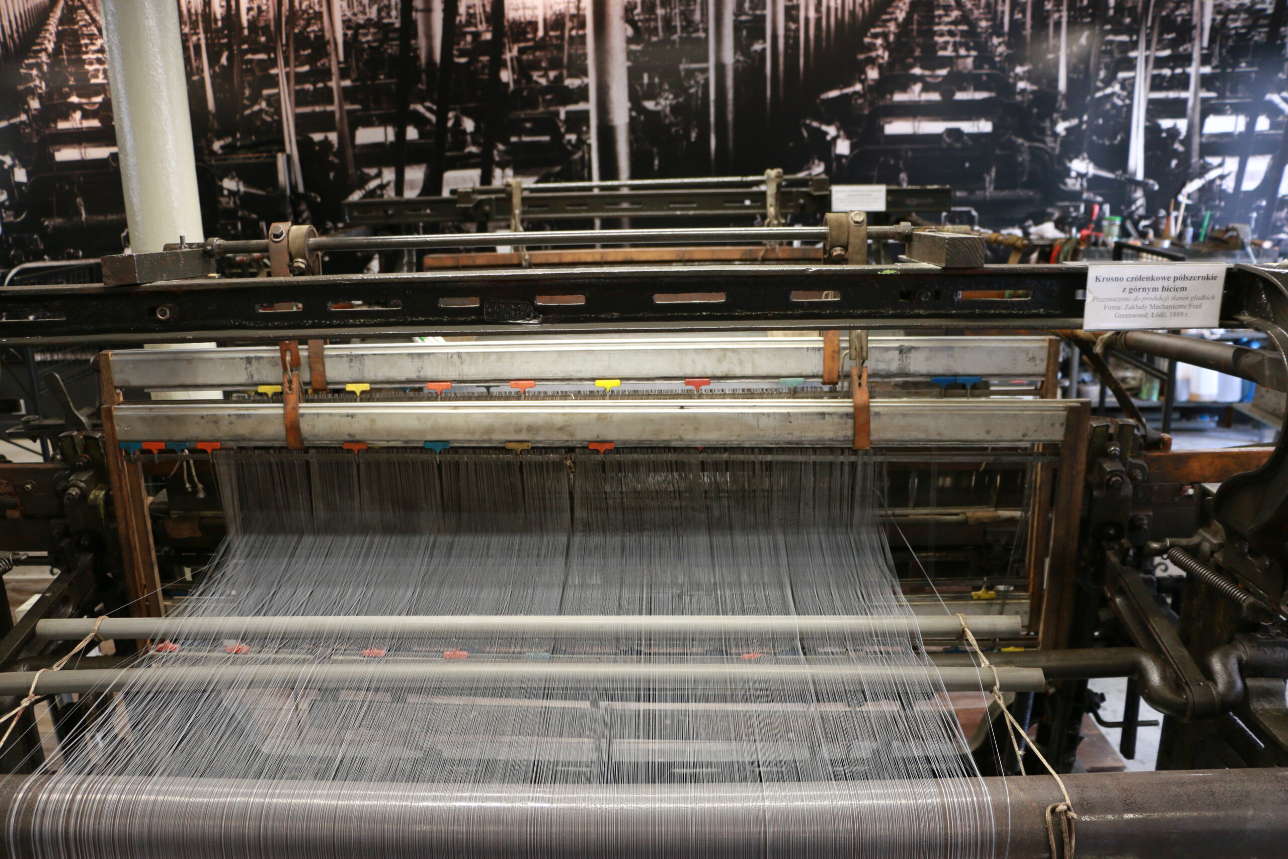 Half-width shuttle loom