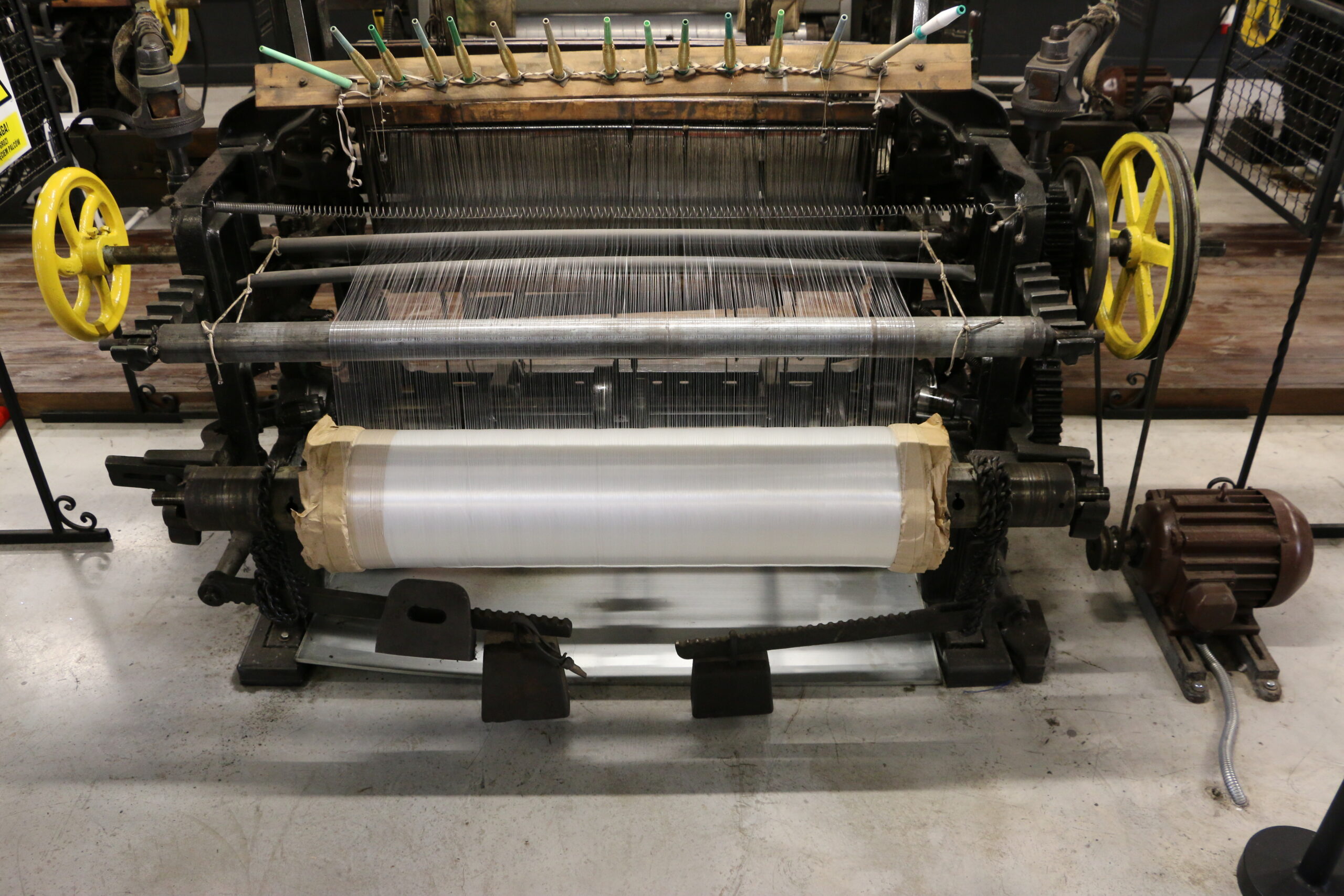Narrow shuttle loom