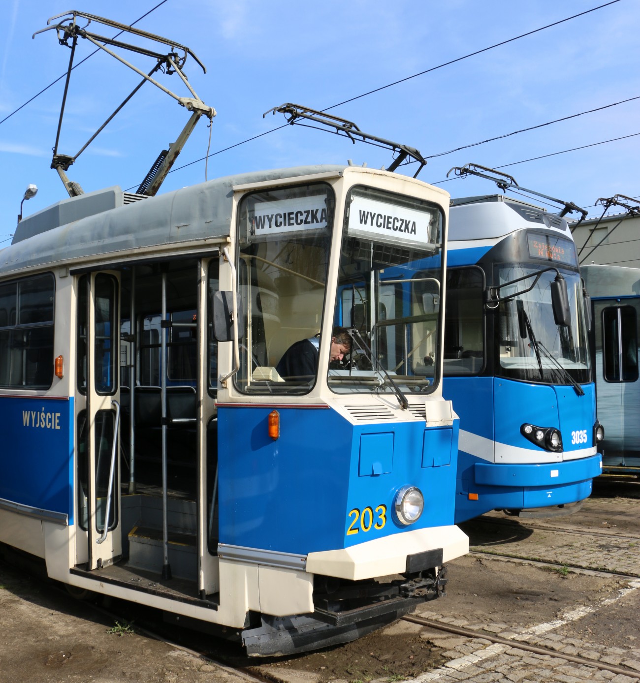 102N tram – doors