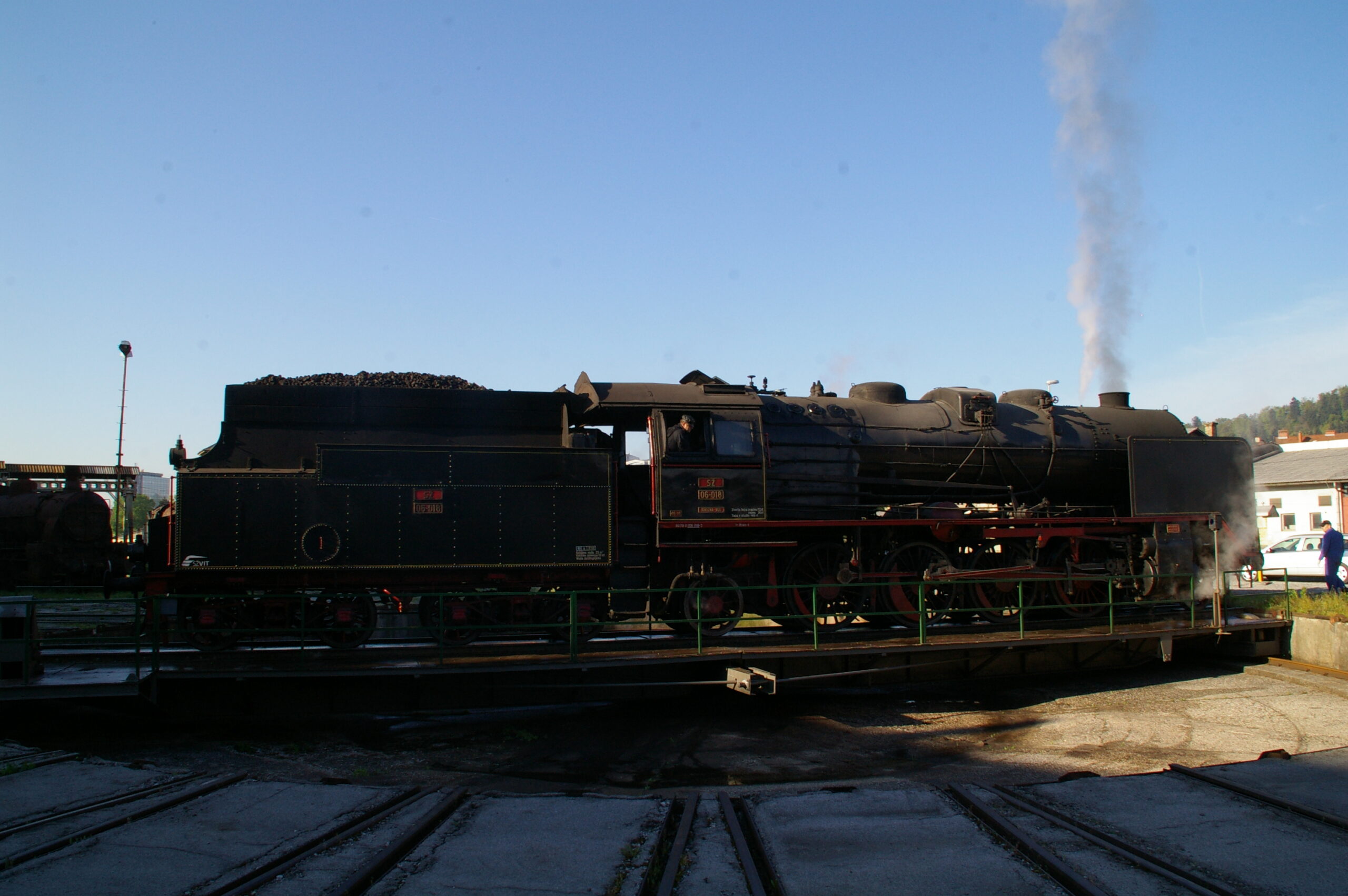 Steam locomotive SŽ 06-018 - Moving onto turntable and turning