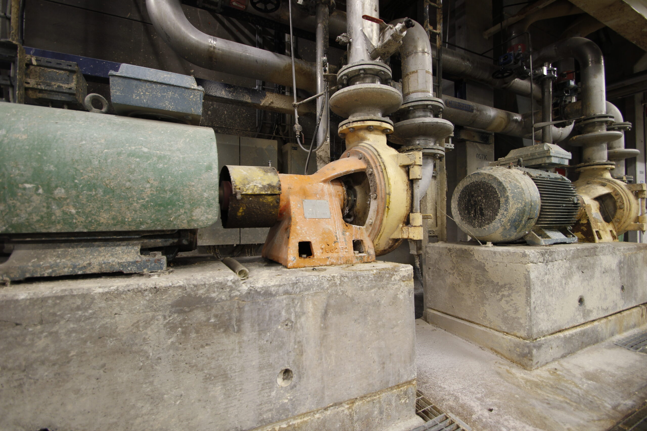 Paper pulp recycling mill