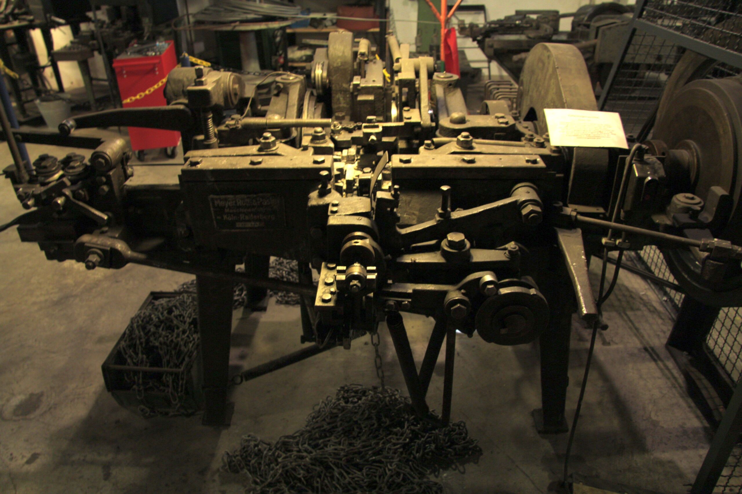 Chain bending machine