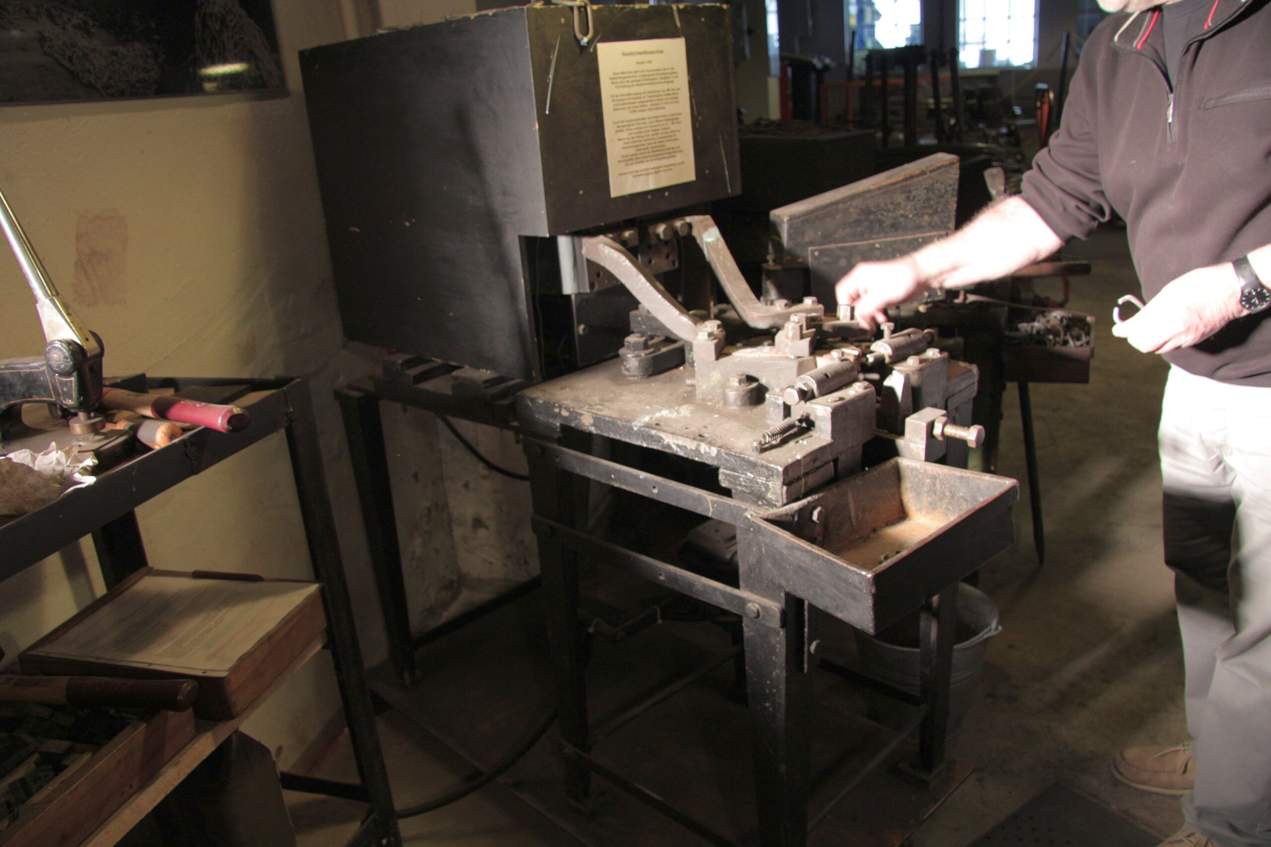 Hand welding machine