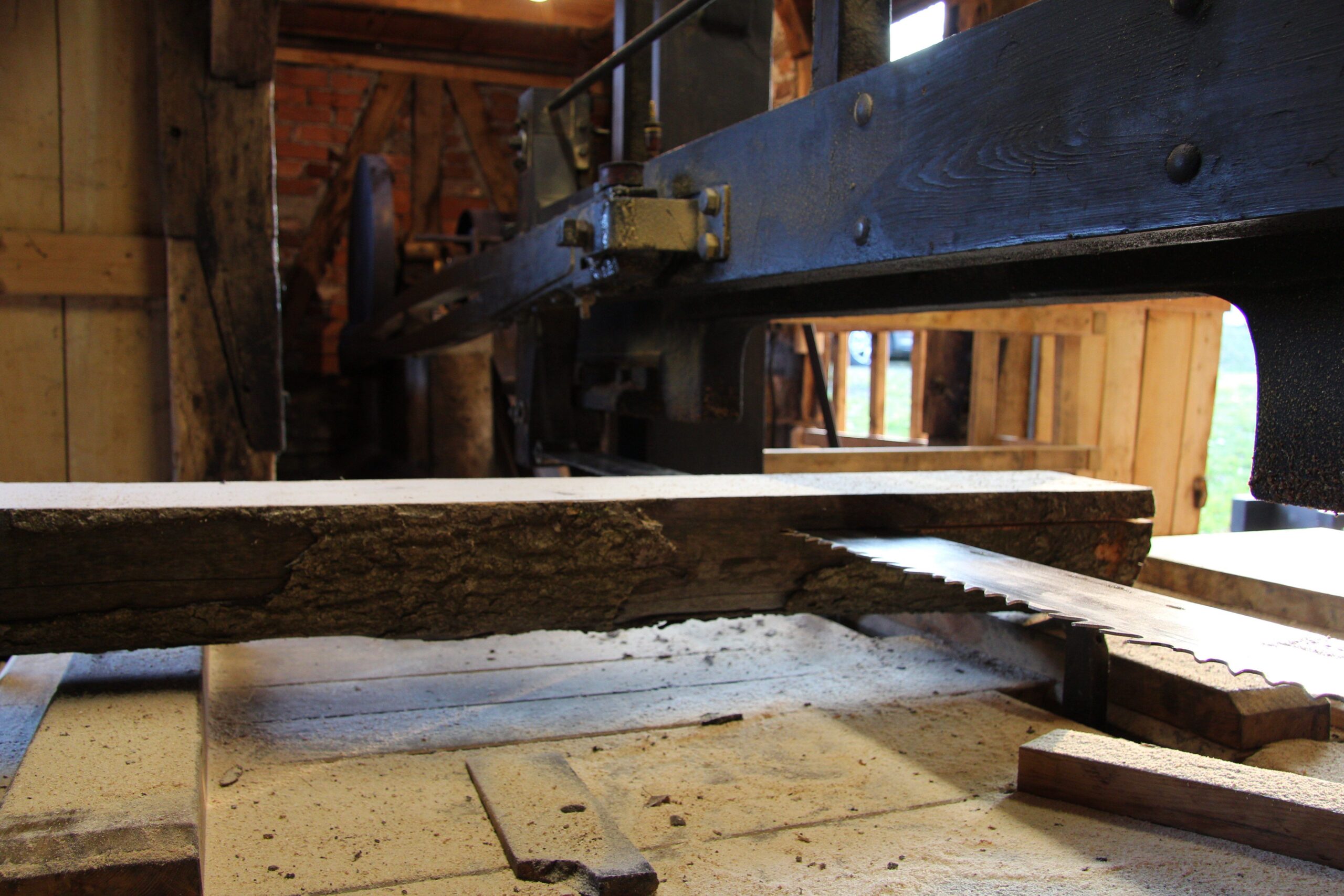 Horizontal gang saw