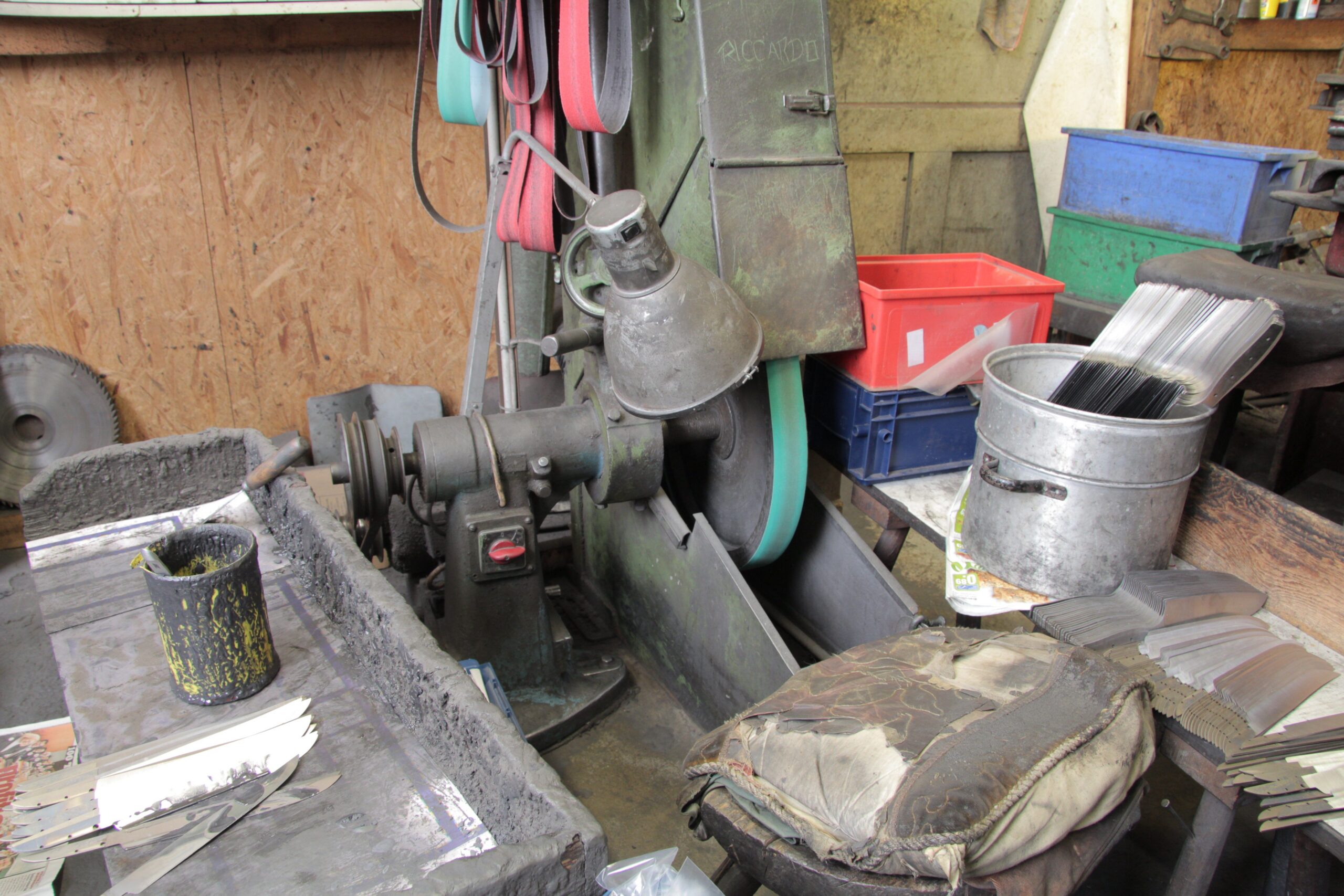Knife-spine grinding machine