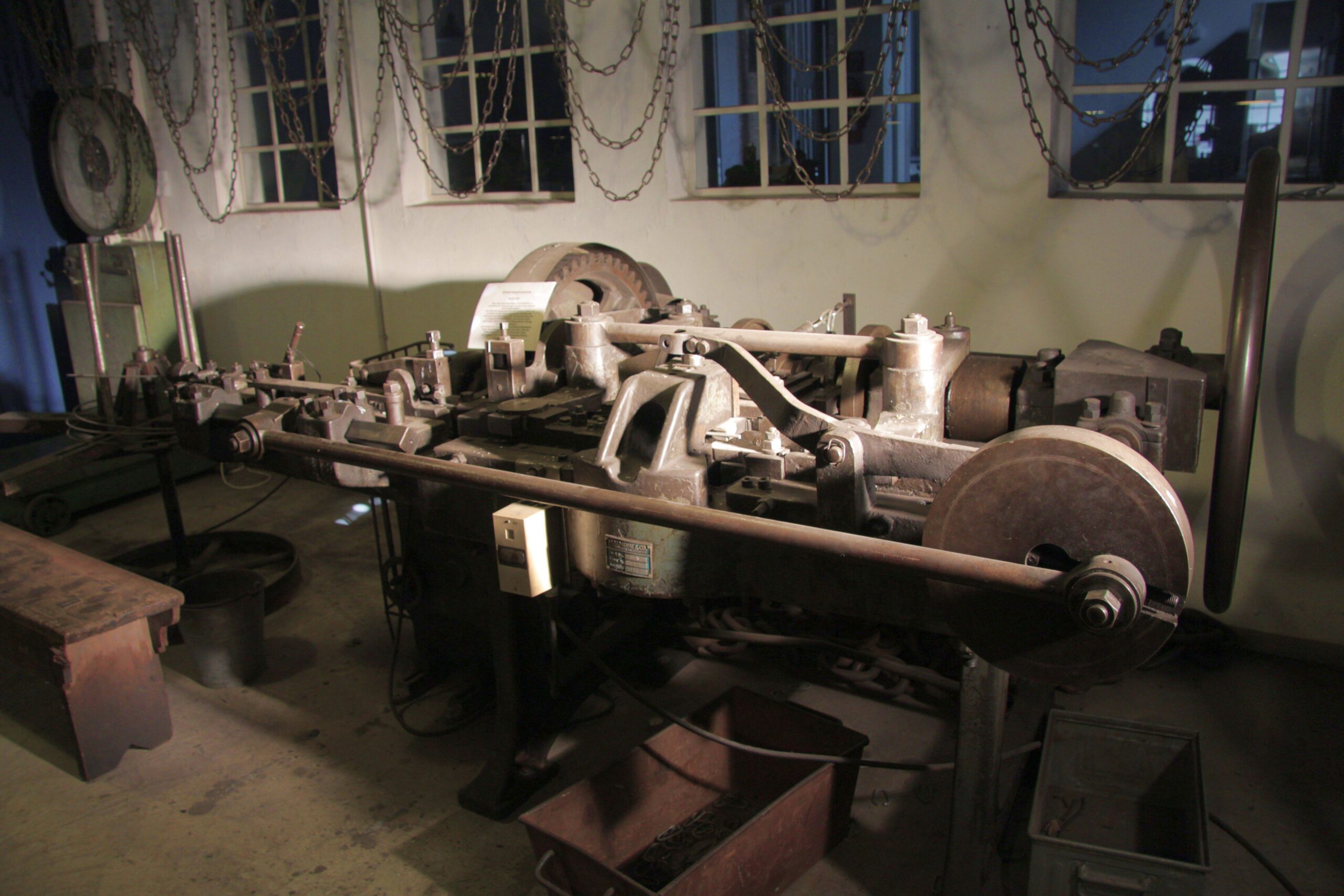 Link bending machine