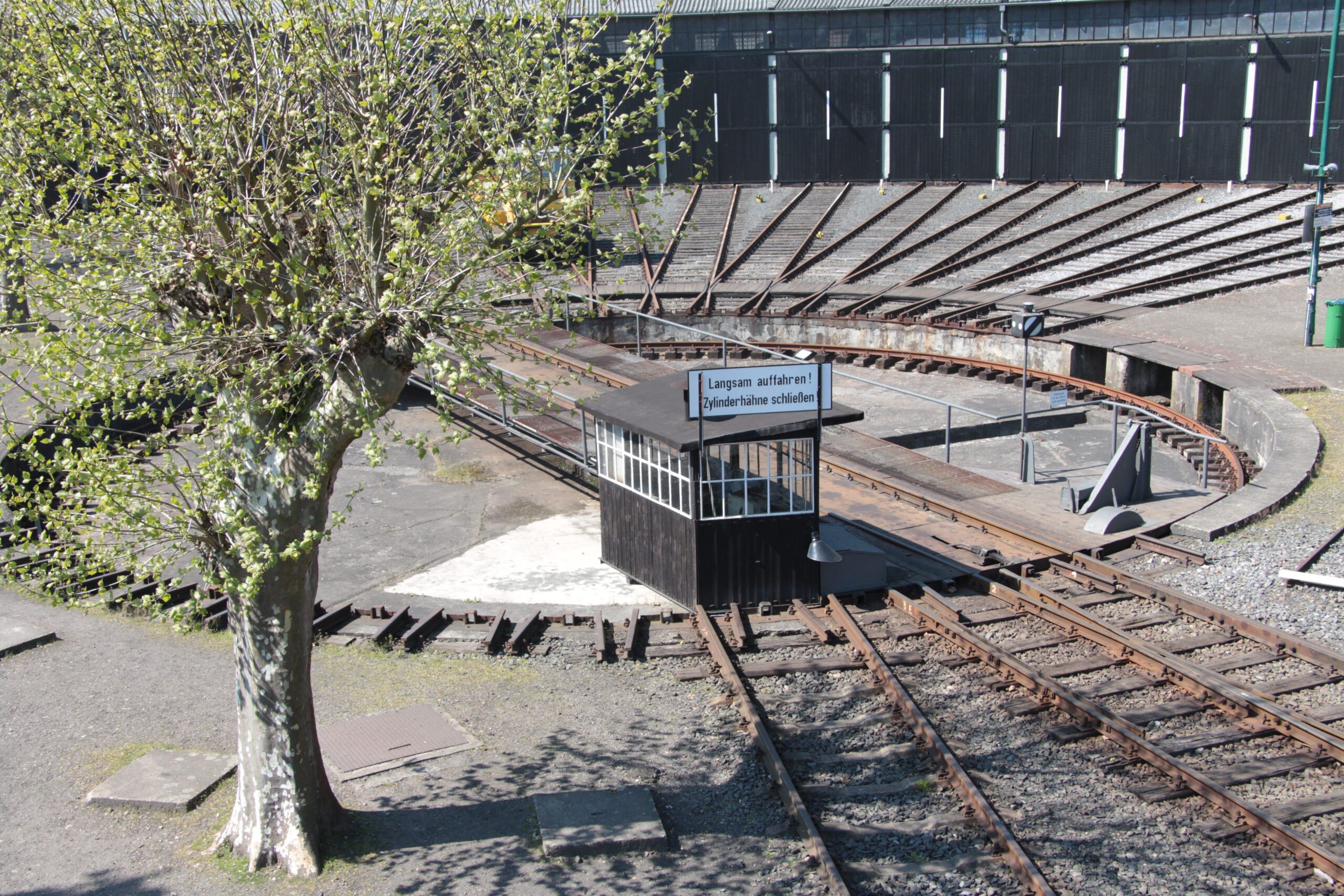 Railway turntable