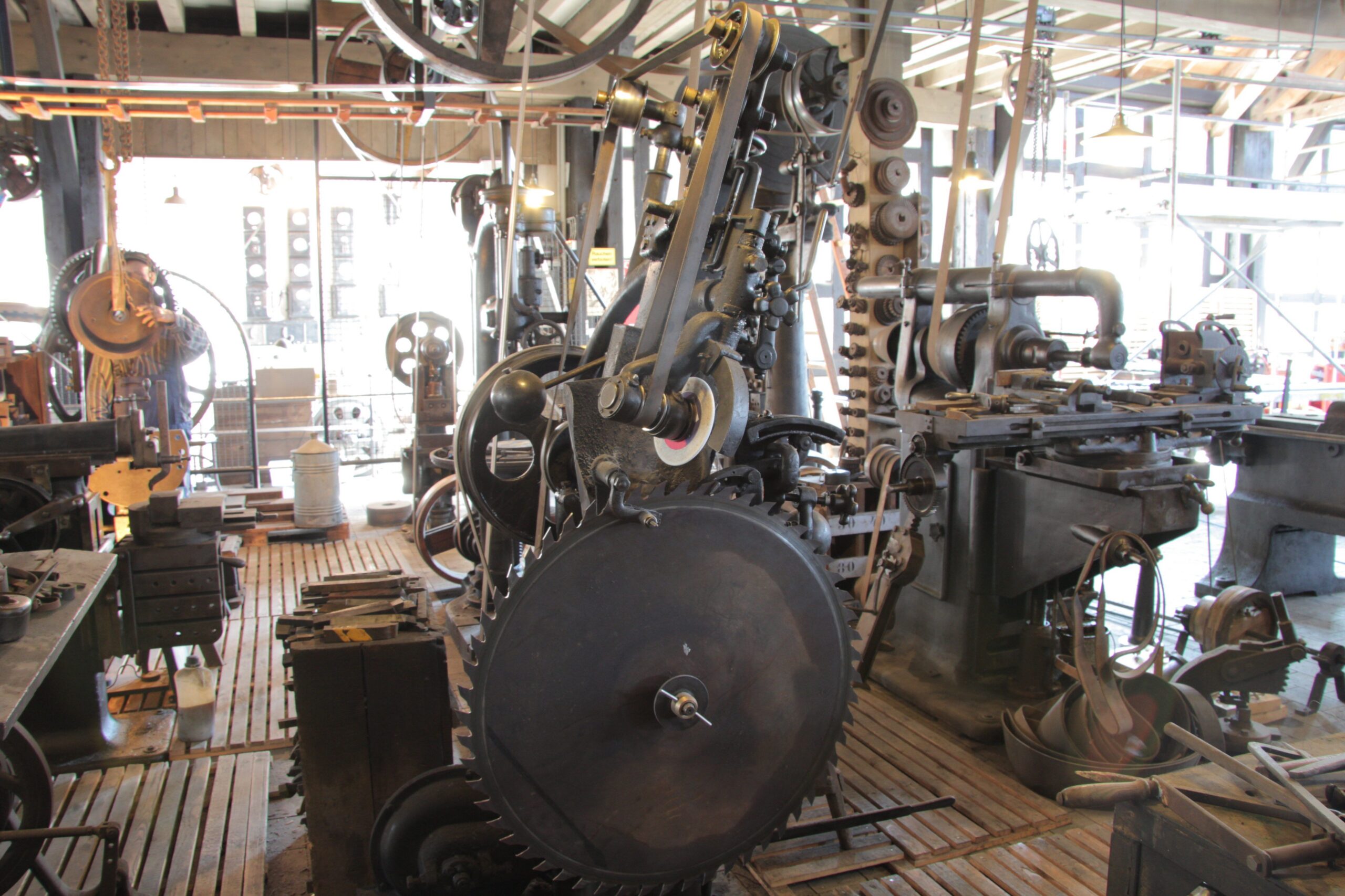 Saw blade sharpening machine