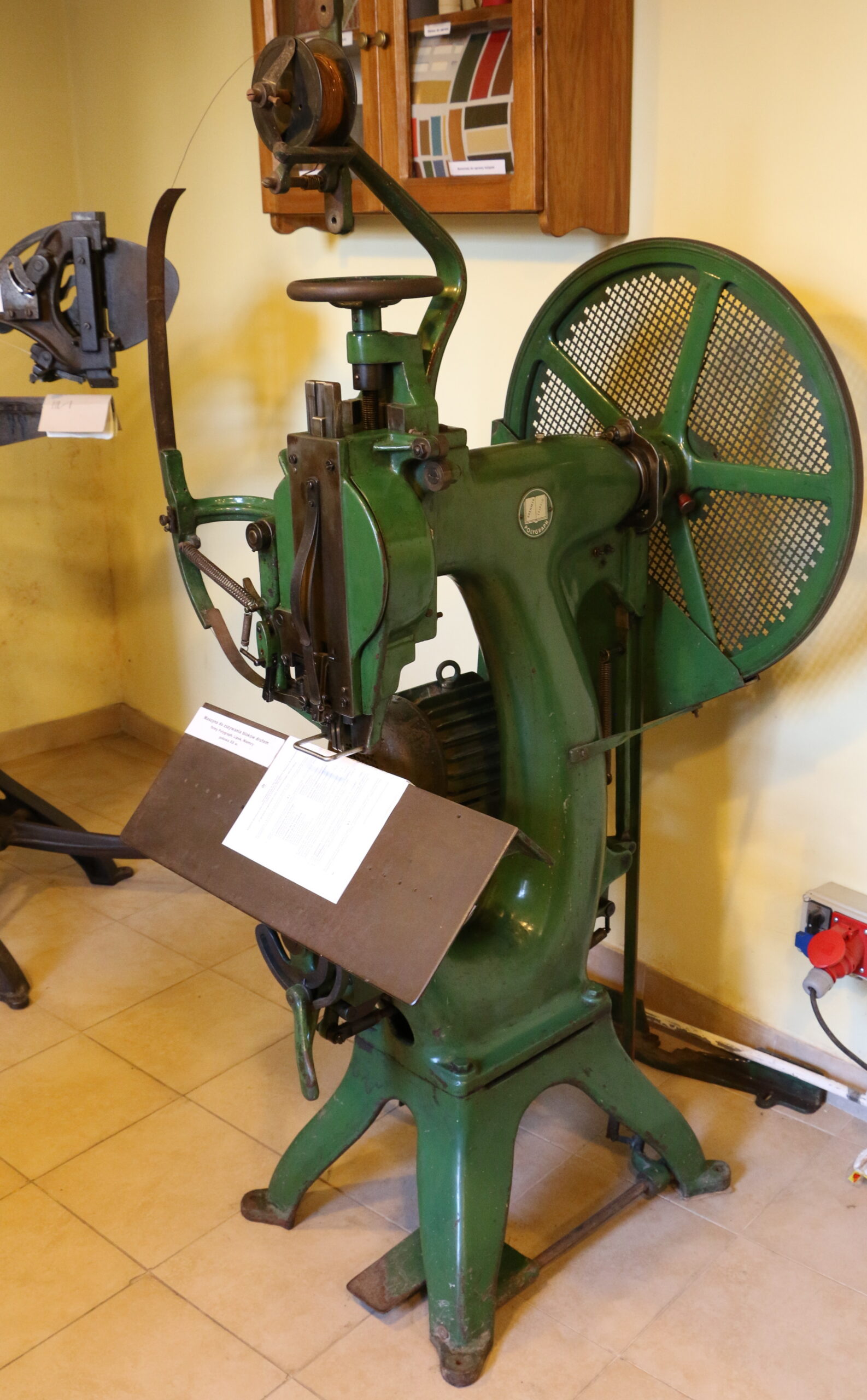 Machine for sewing blocks with wire