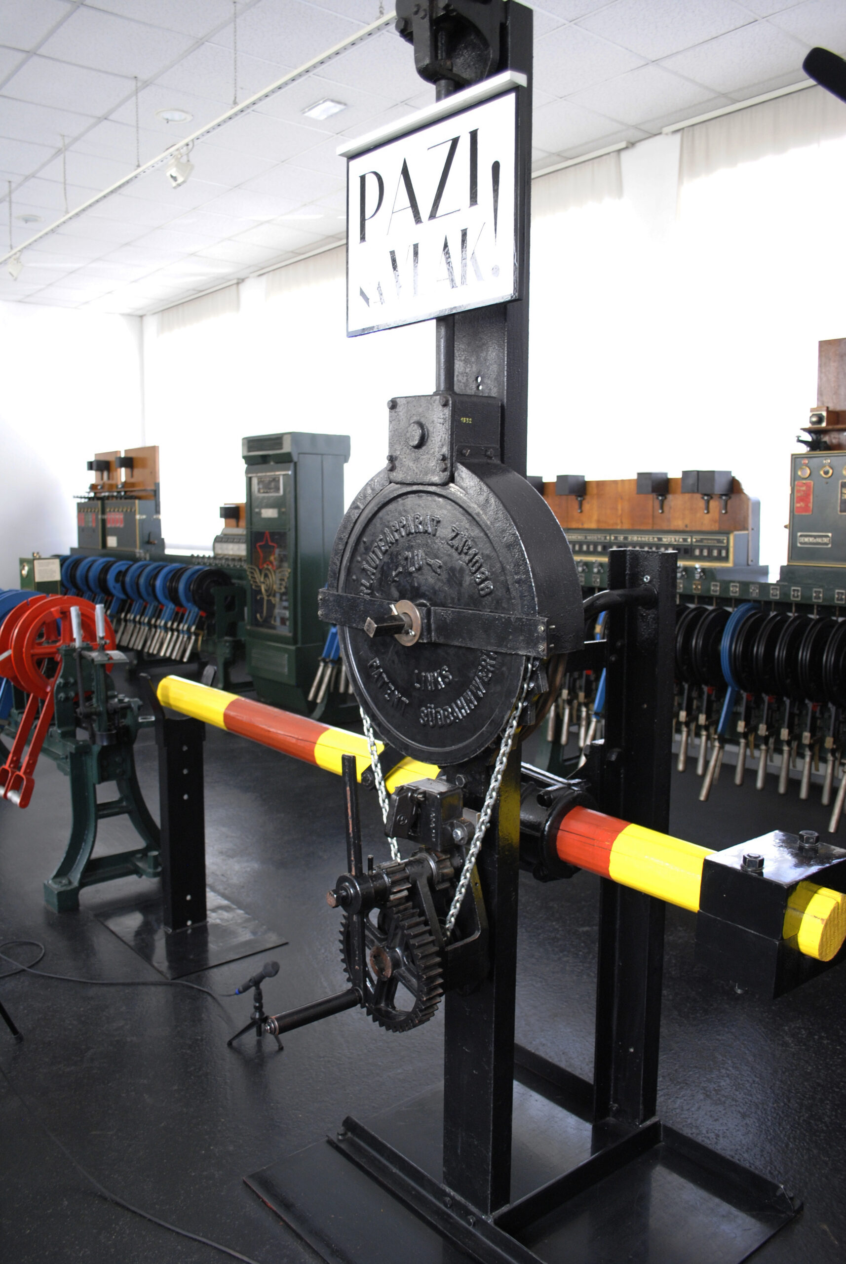 Level-crossing barrier - Lifting