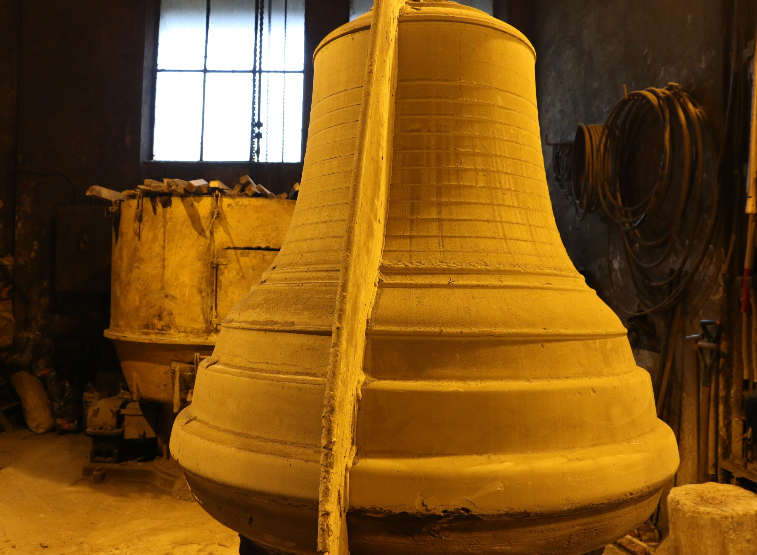 Bell foundry - forming a false bell