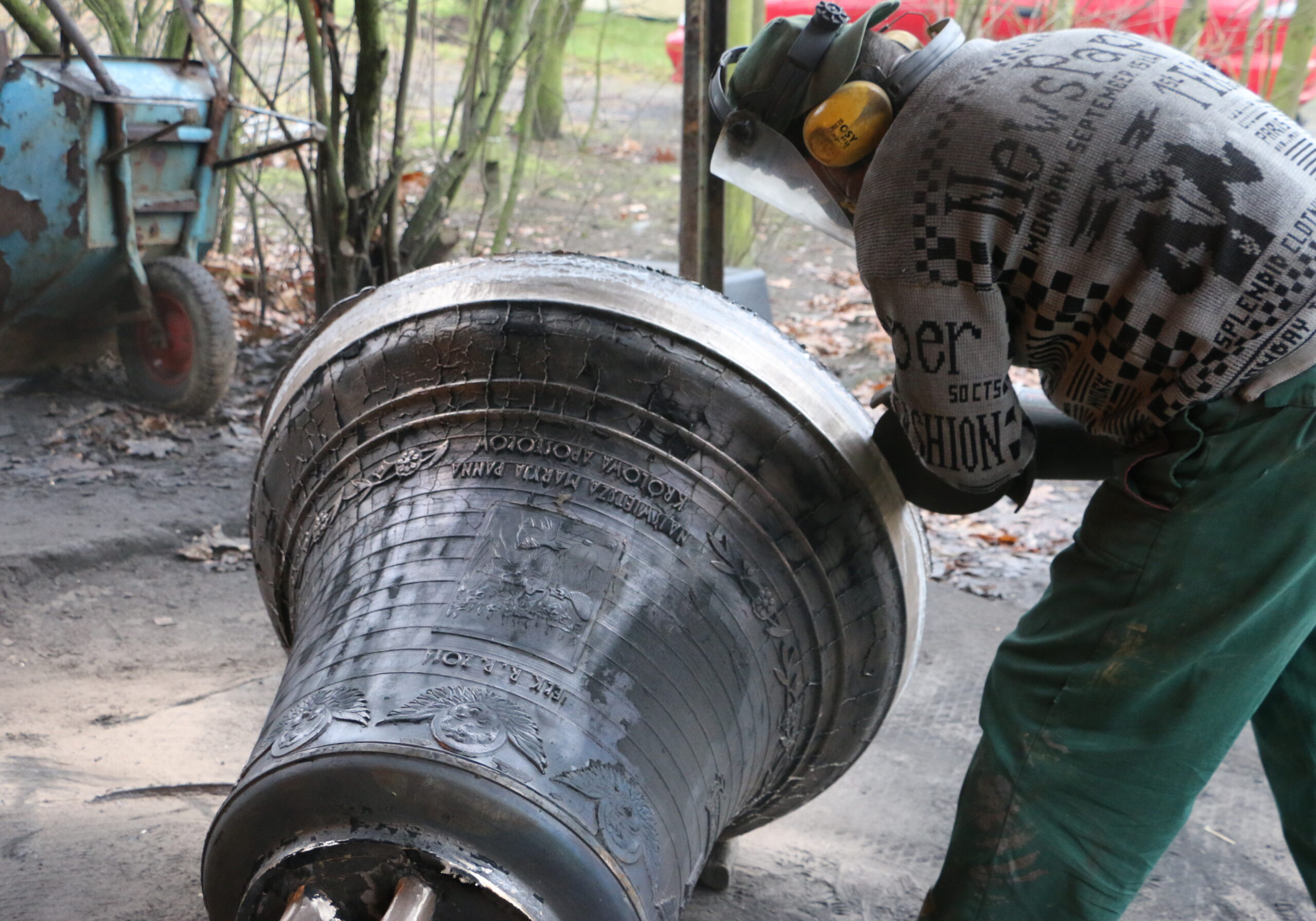 Bell foundry - cutting the bell's lower edge