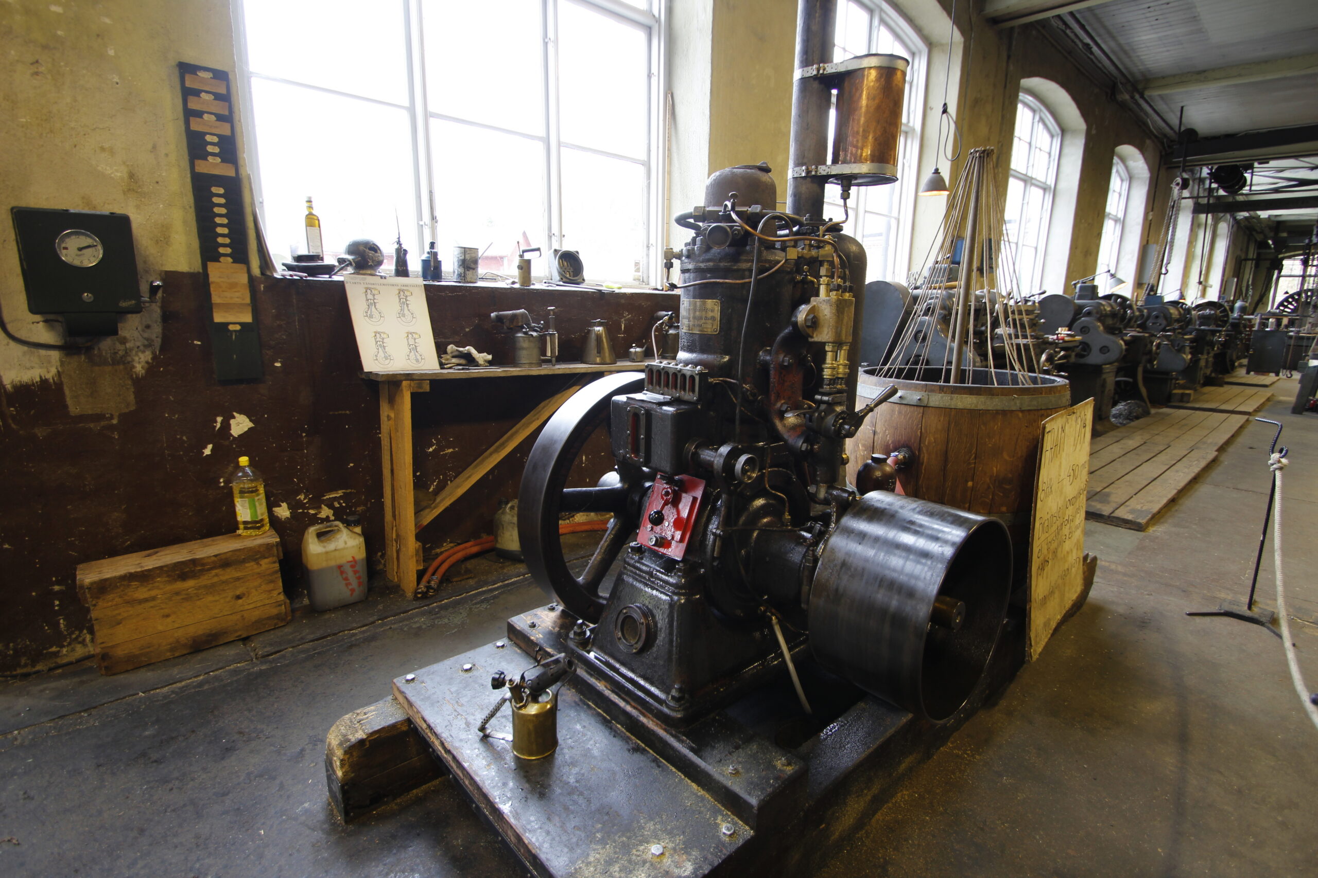 Hot bulb engine, mono recording