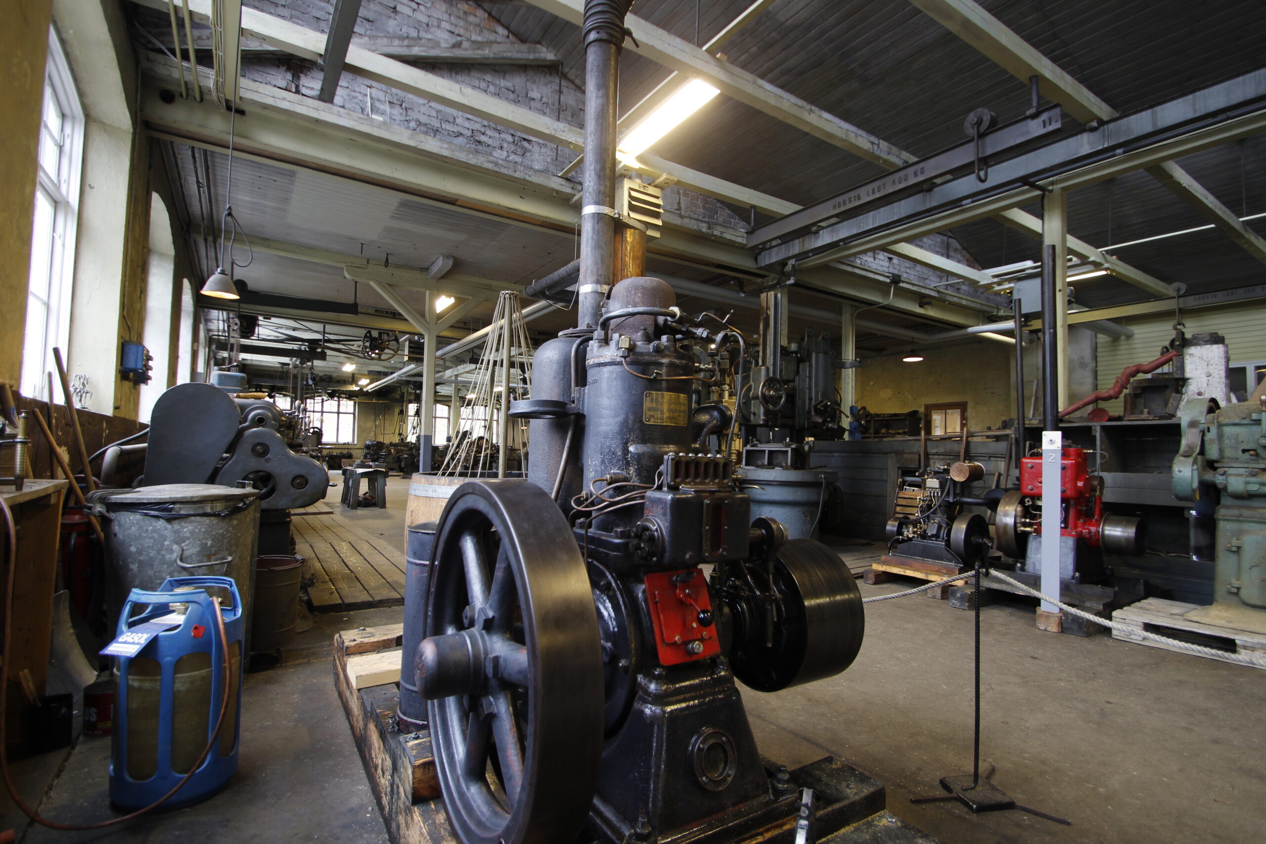 Hot bulb engine