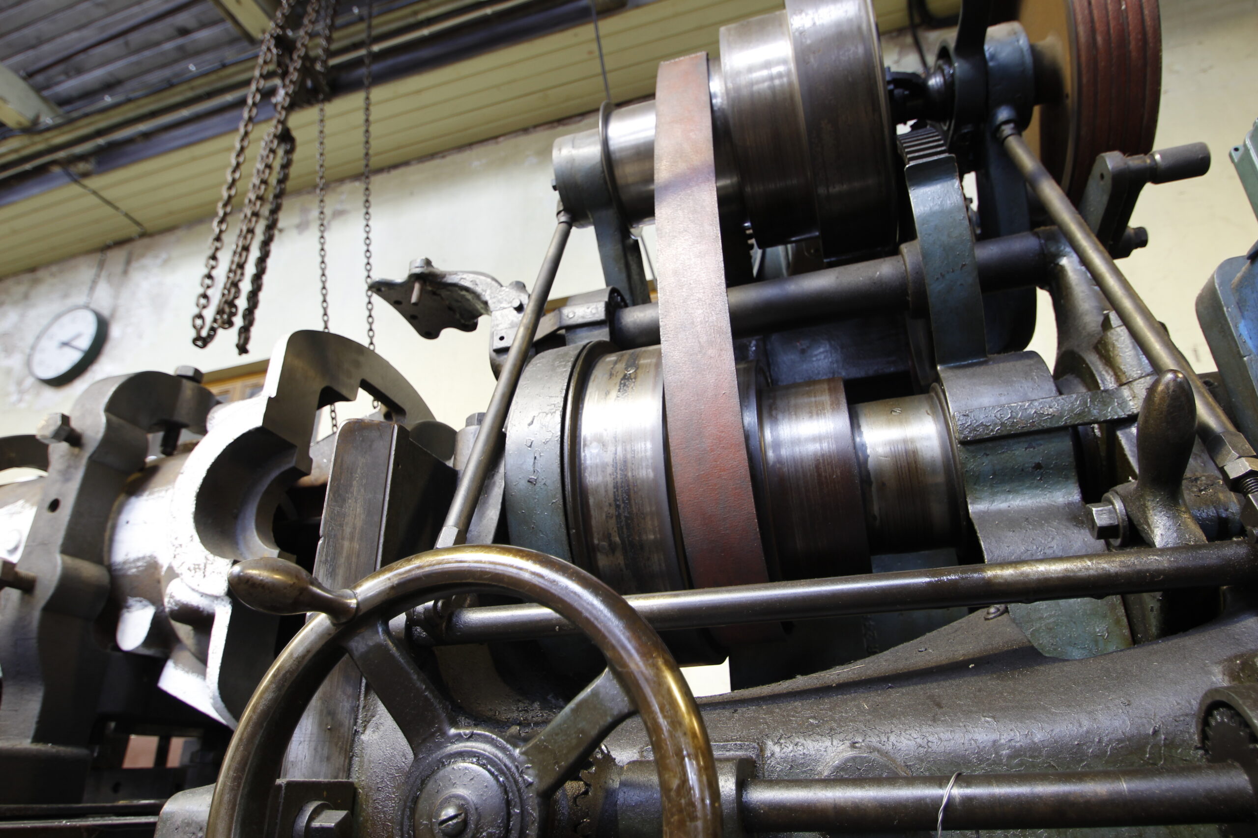 Horizontal milling machine, belt drive