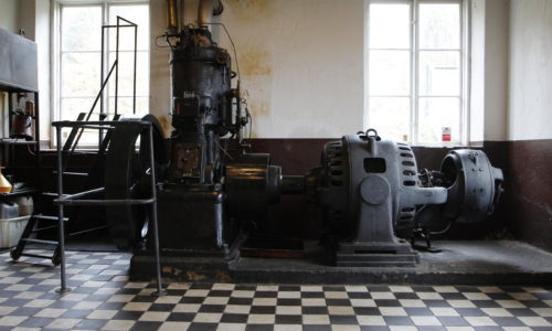 Large diesel-driven hot bulb engine