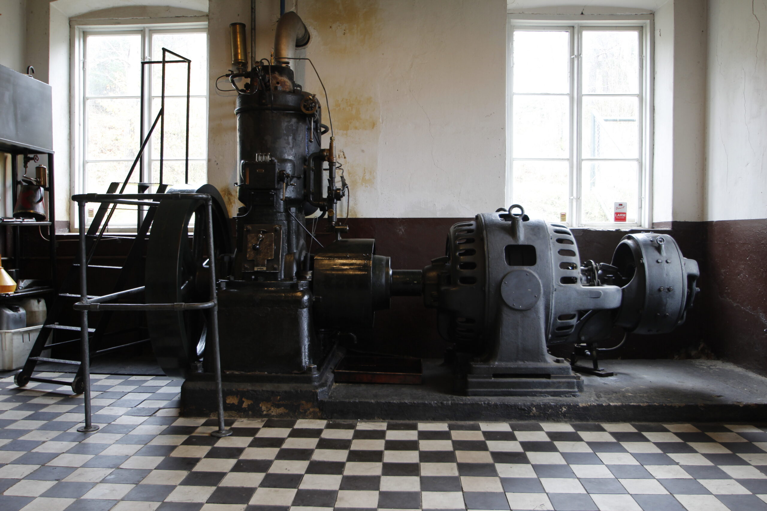 Hot bulb engine, start and working