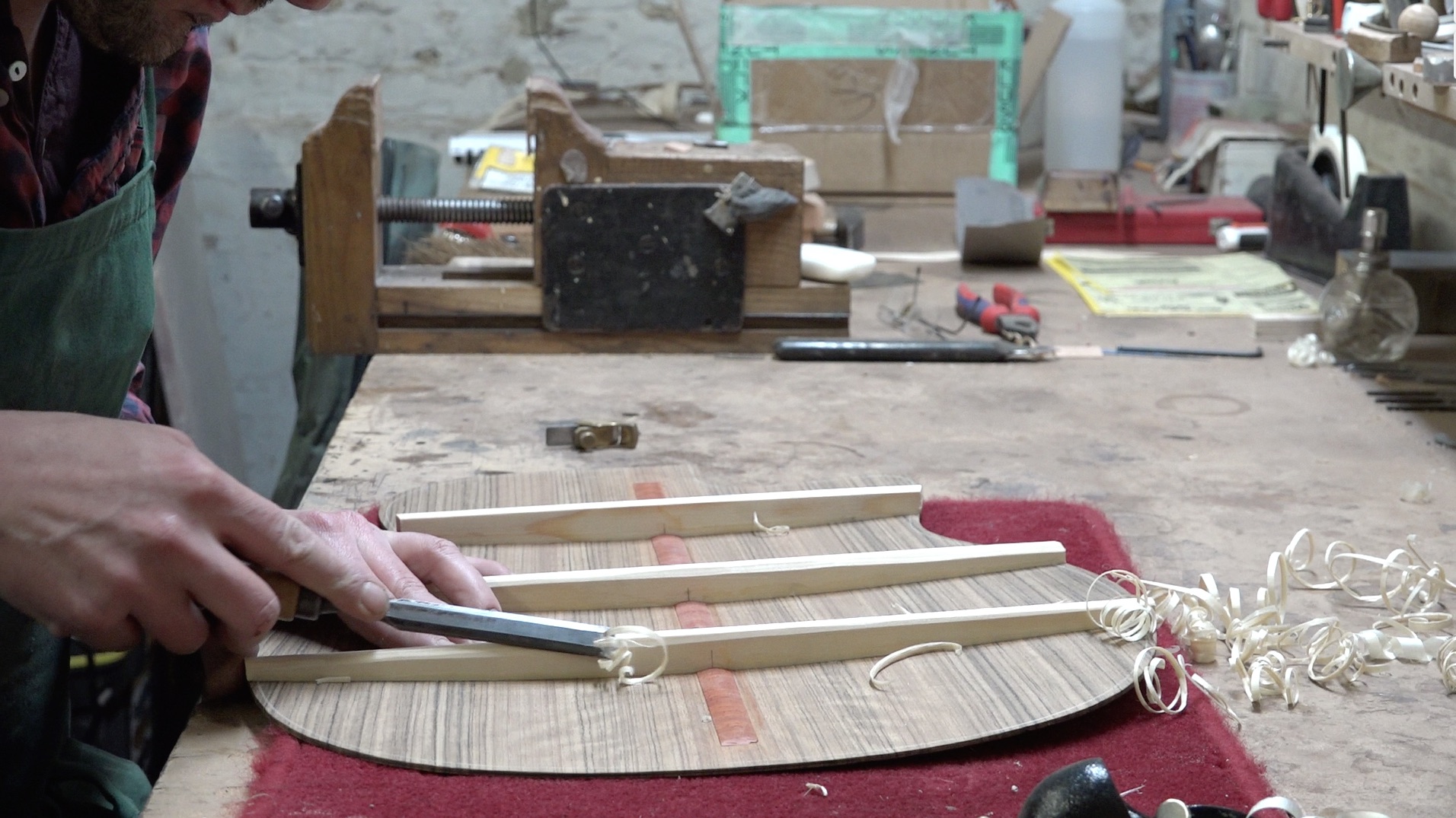 Chisel on the dam (lutherie)