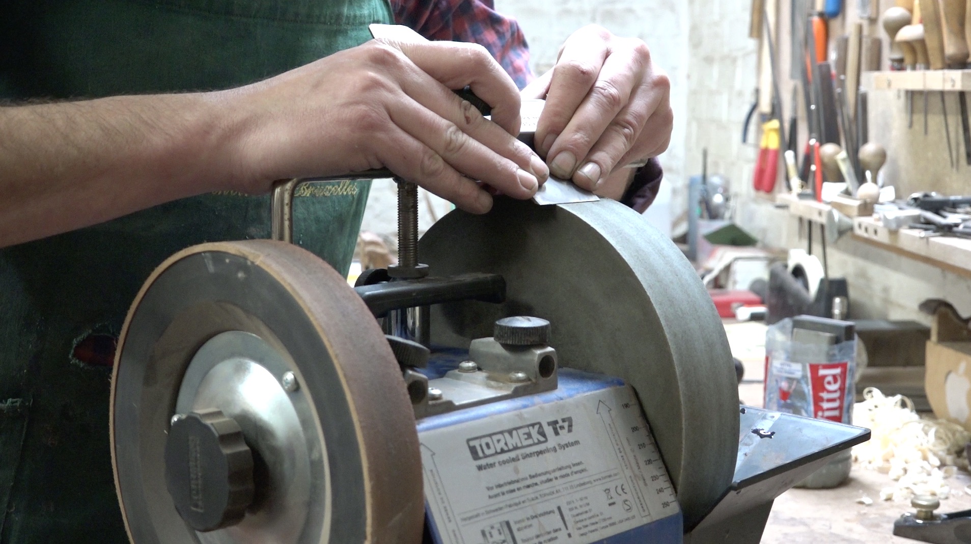 Sharpening the wood planer (lutherie)