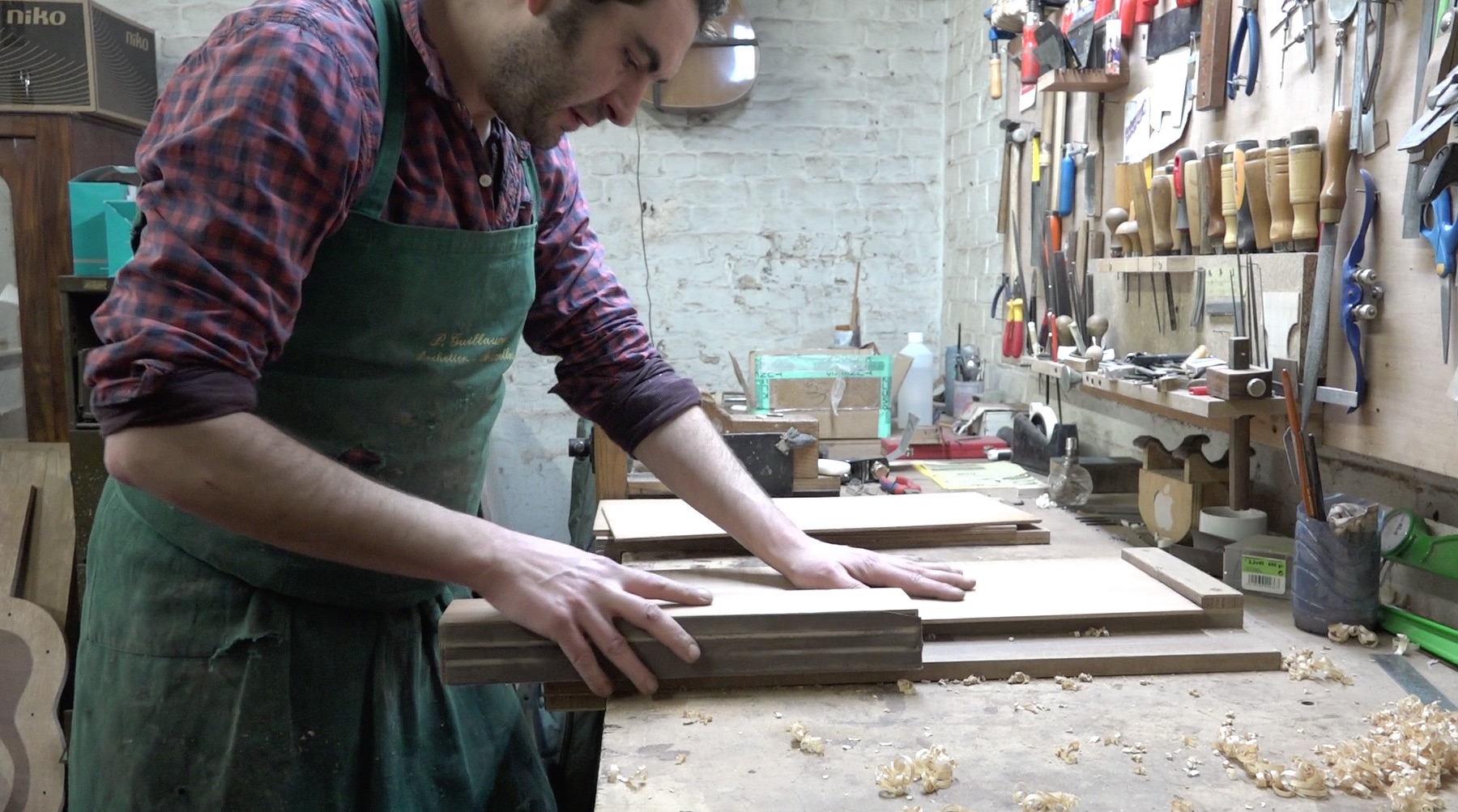Finishing of the join with sandpaper (lutherie)