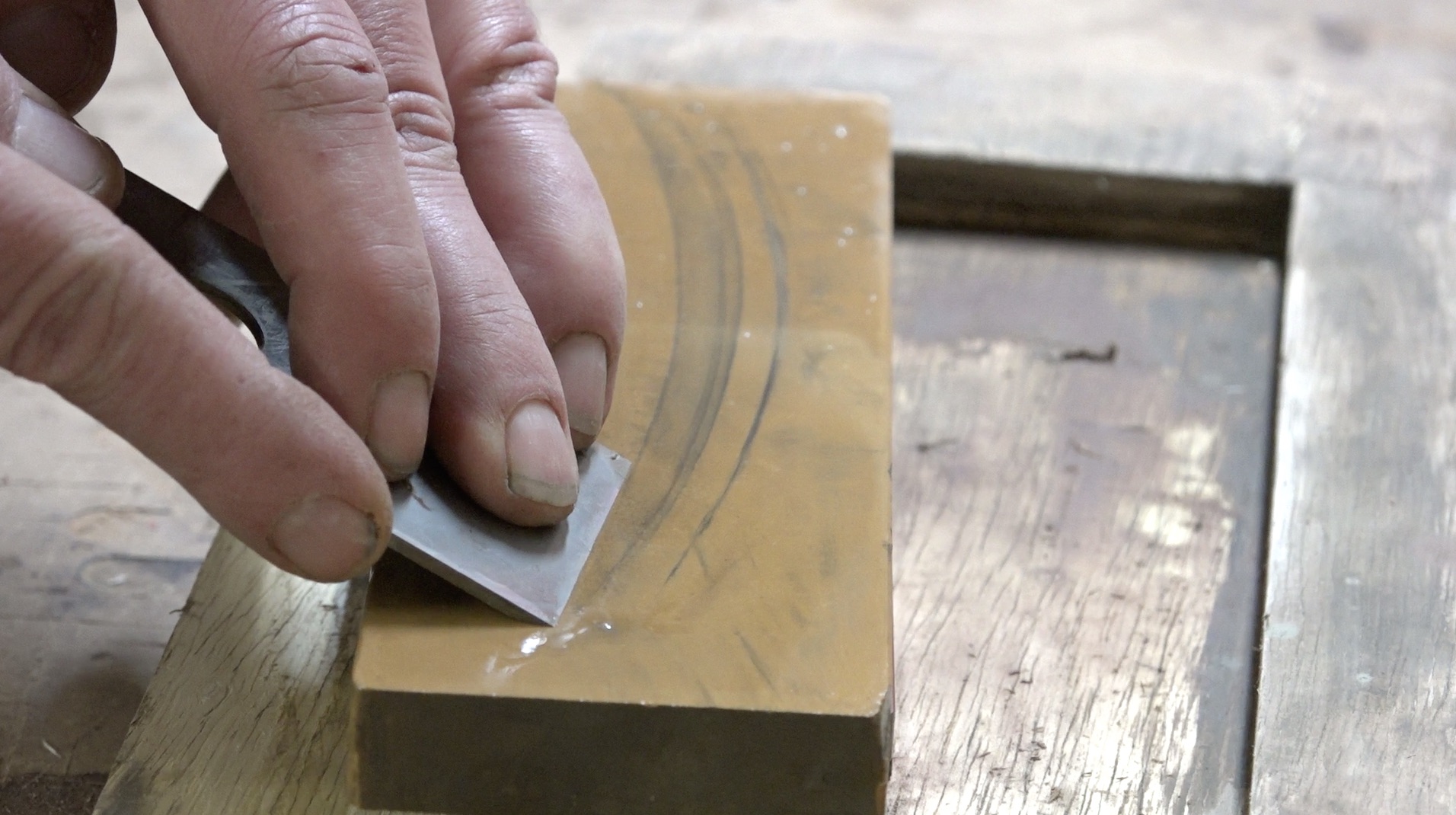 Honing the planer (lutherie)