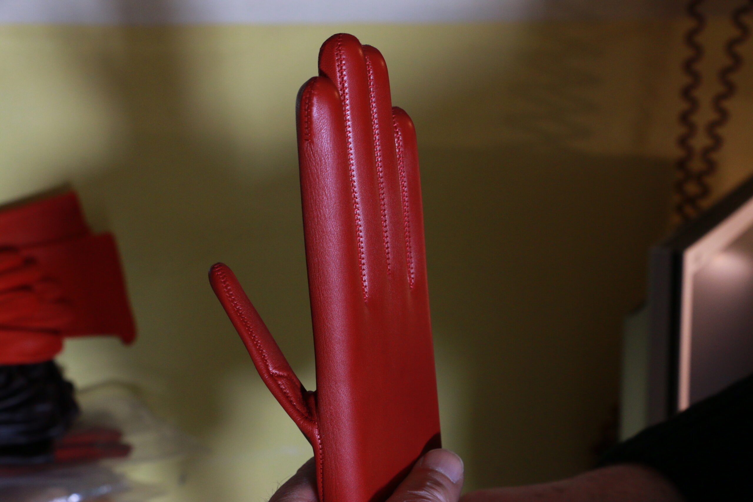 Glove maker: shaping a glove (3)