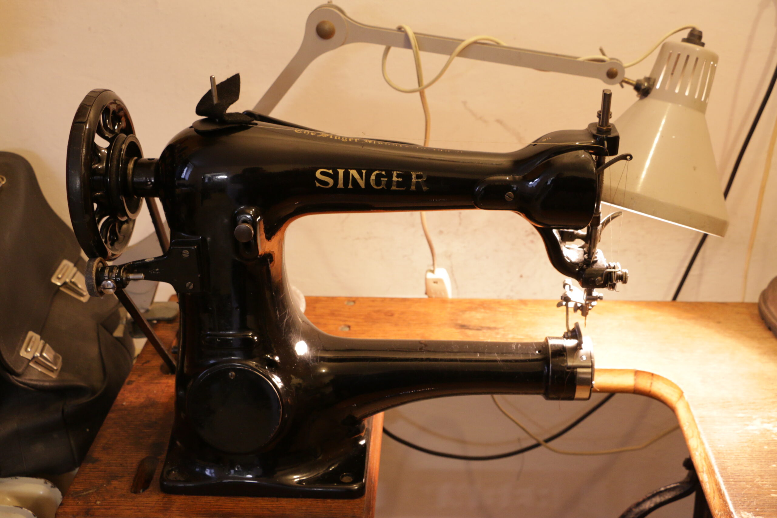 Shoemaker specializing in shoe uppers: sewing a zipper into the shoe