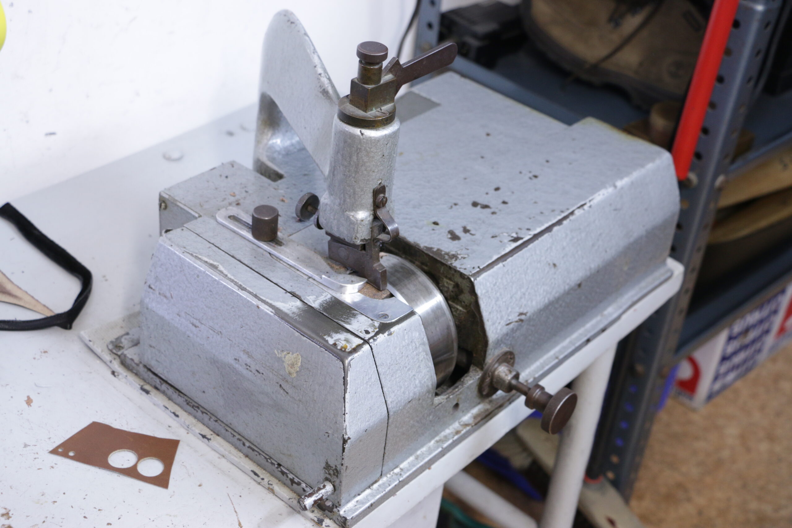 Shoemaker specializing in shoe uppers: thinning of leather (1)