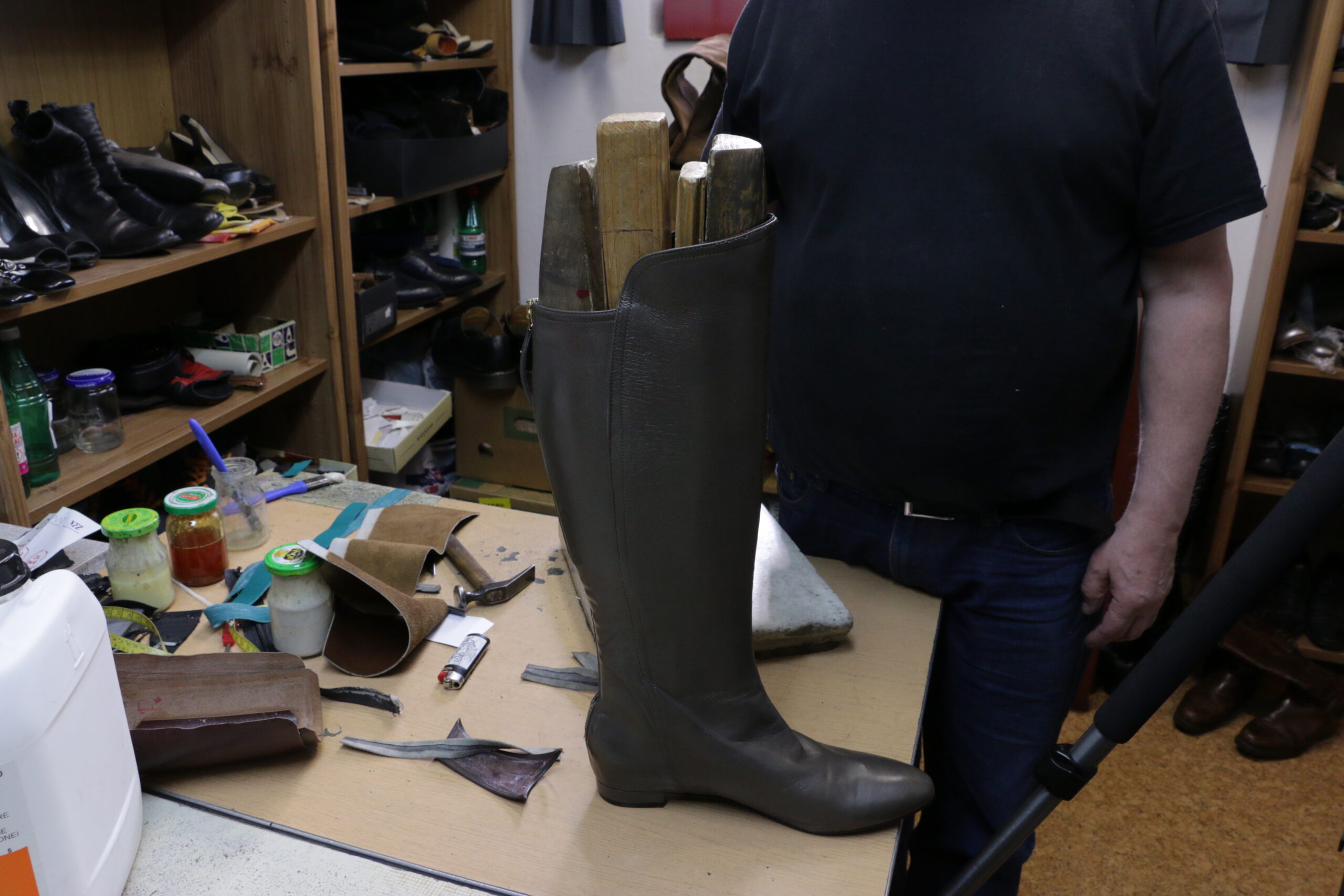 Shoemaker specializing in shoe uppers: stretching the shoe upper