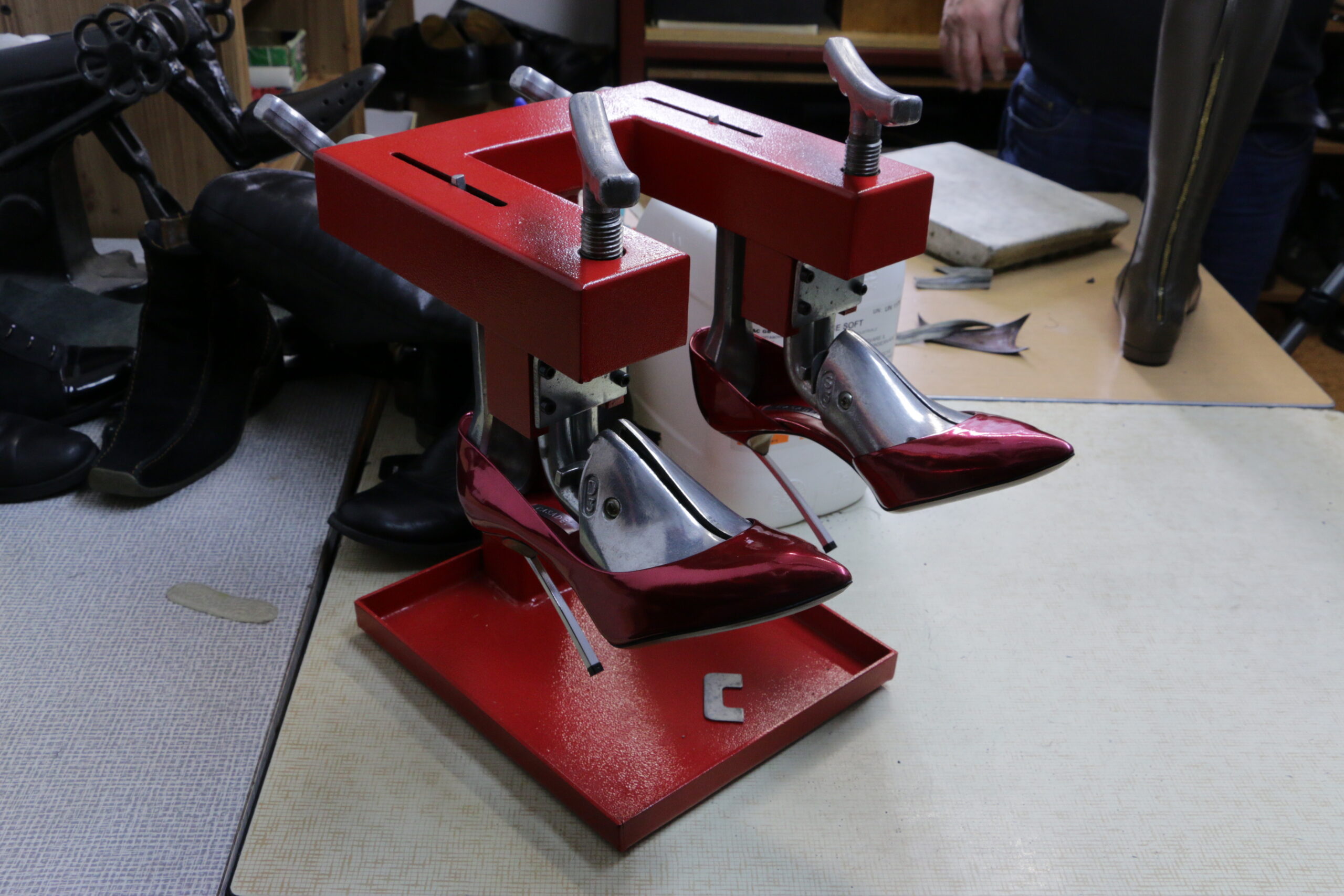Shoemaker specializing in shoe uppers: shoe stretching machine