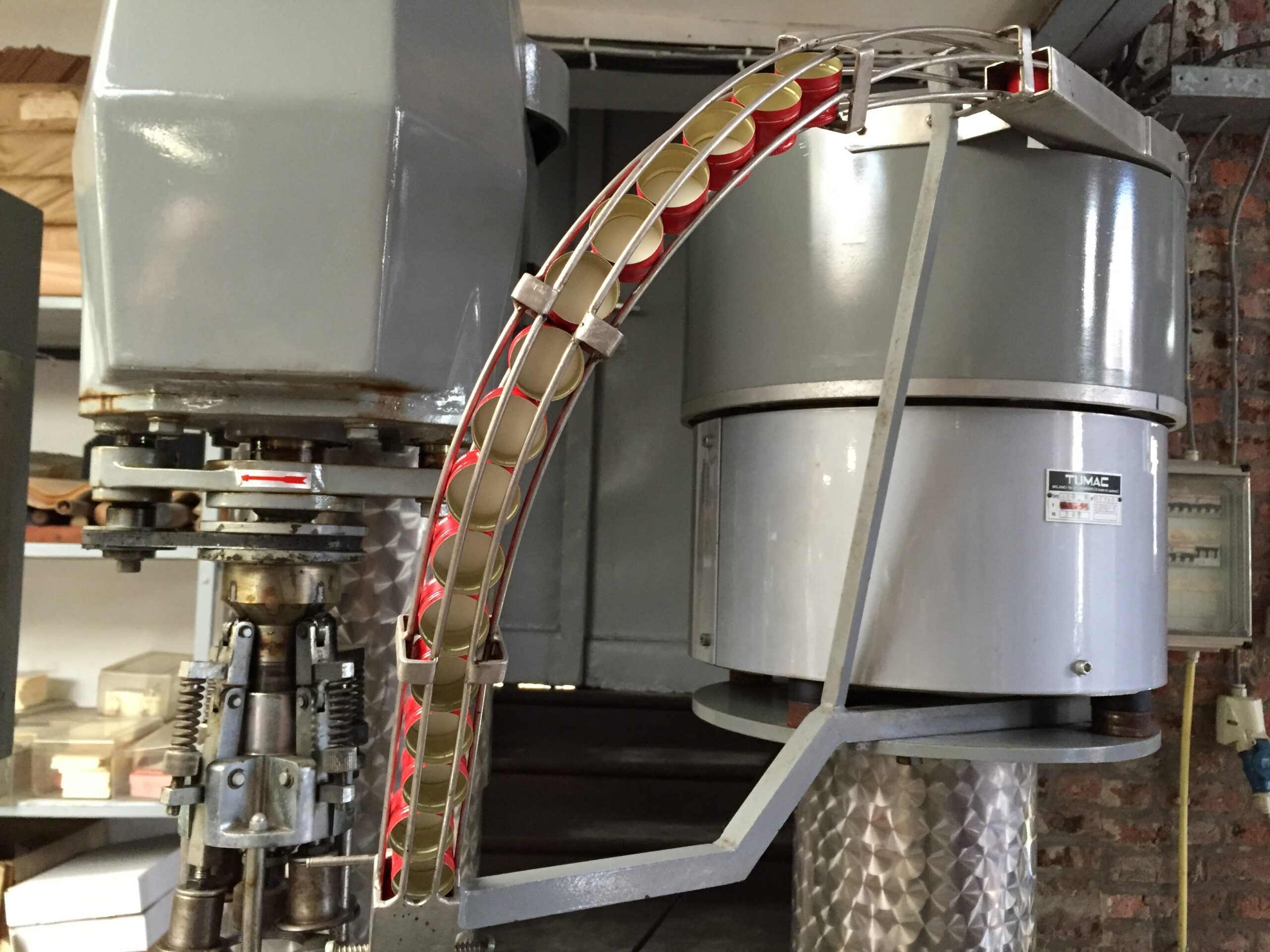 Capping machine - screws caps are placed in a tray
