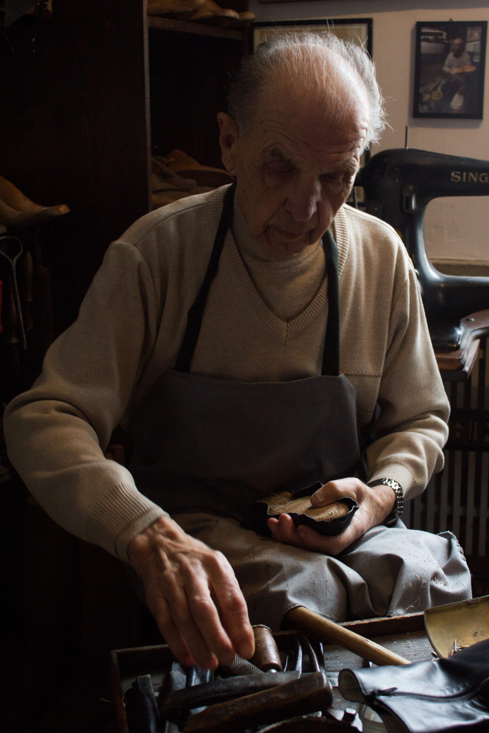Shoemaker – Sole nailing