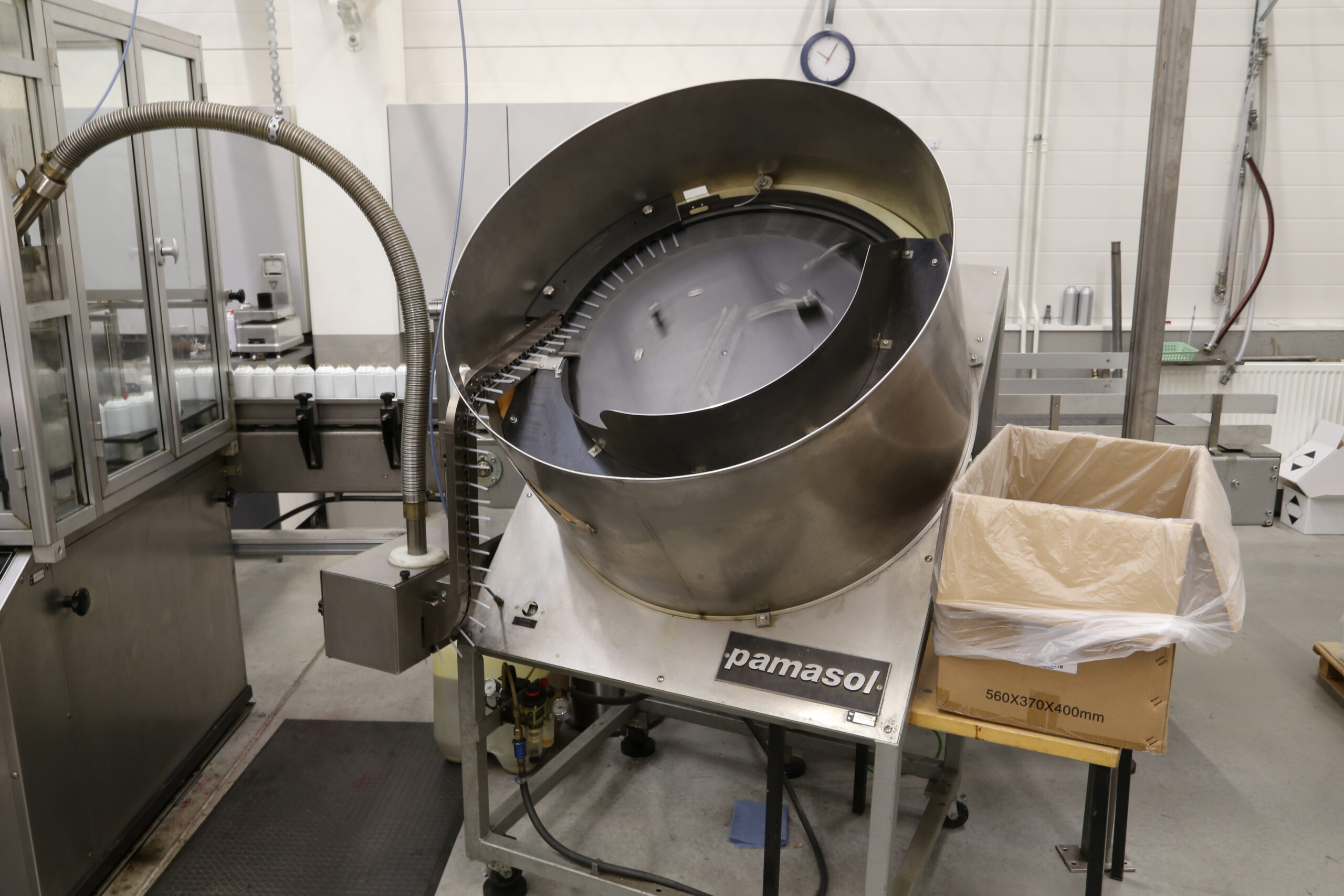 Valve feeding machine