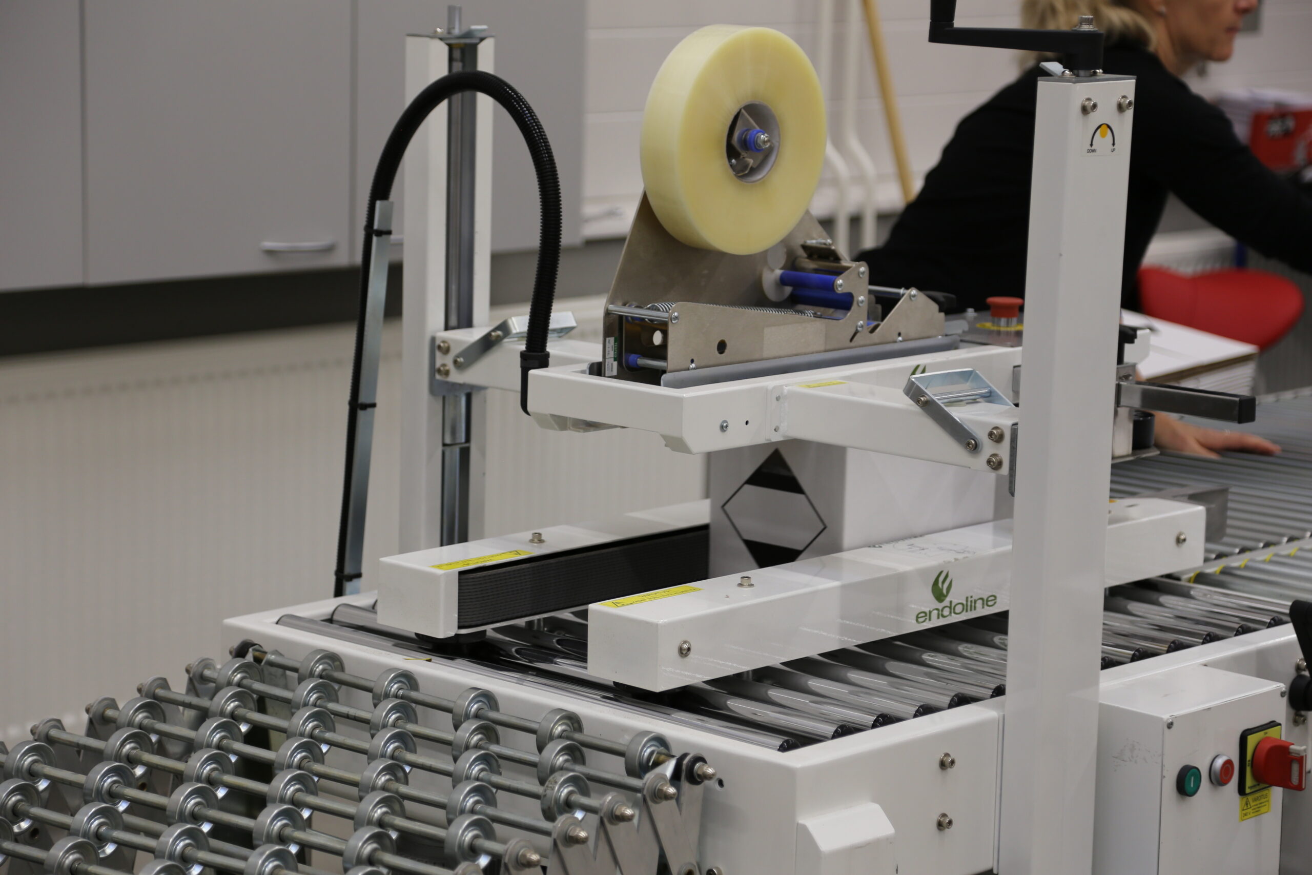 Case sealing machine