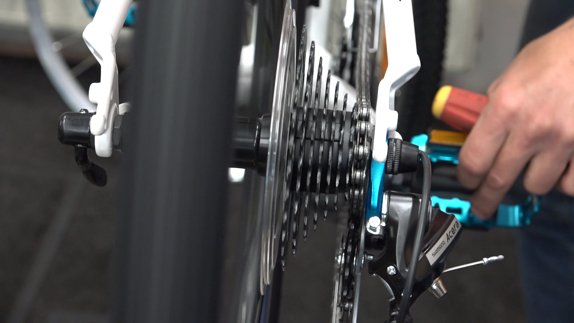 Adjustment of the rear derailleur on the bike