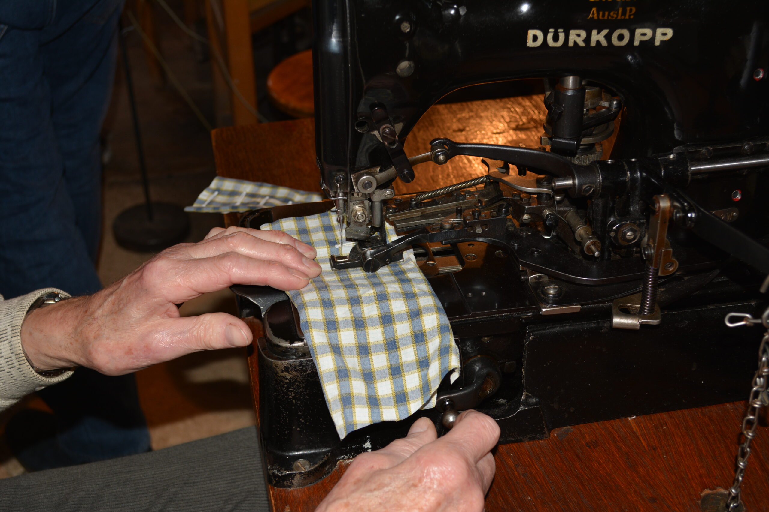 Button hole machine