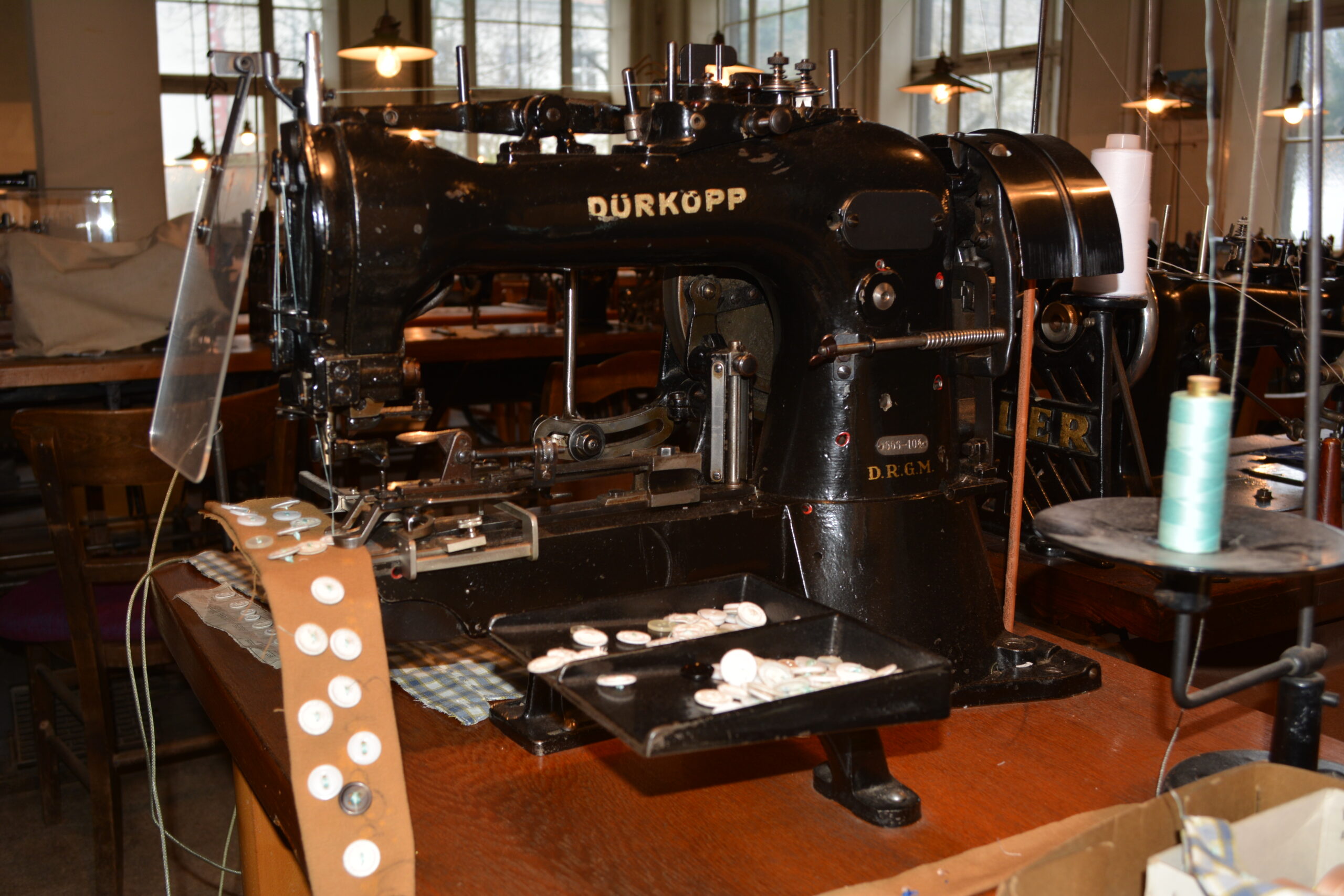 Button sewing machine