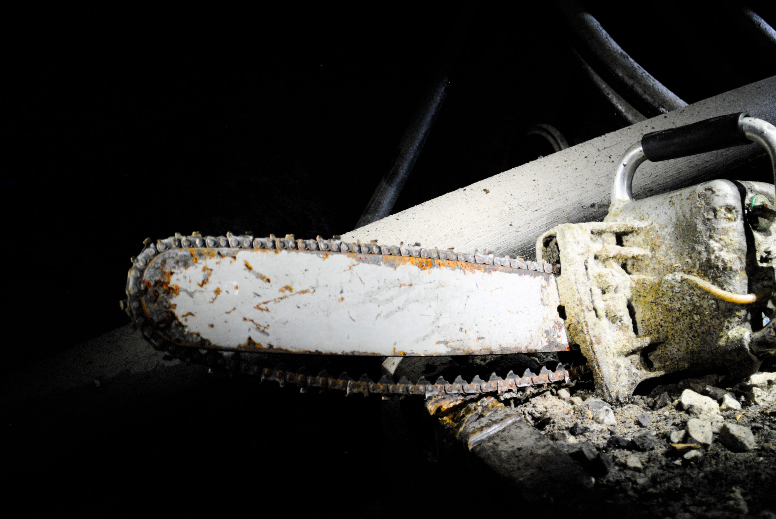 Pneumatic chainsaw