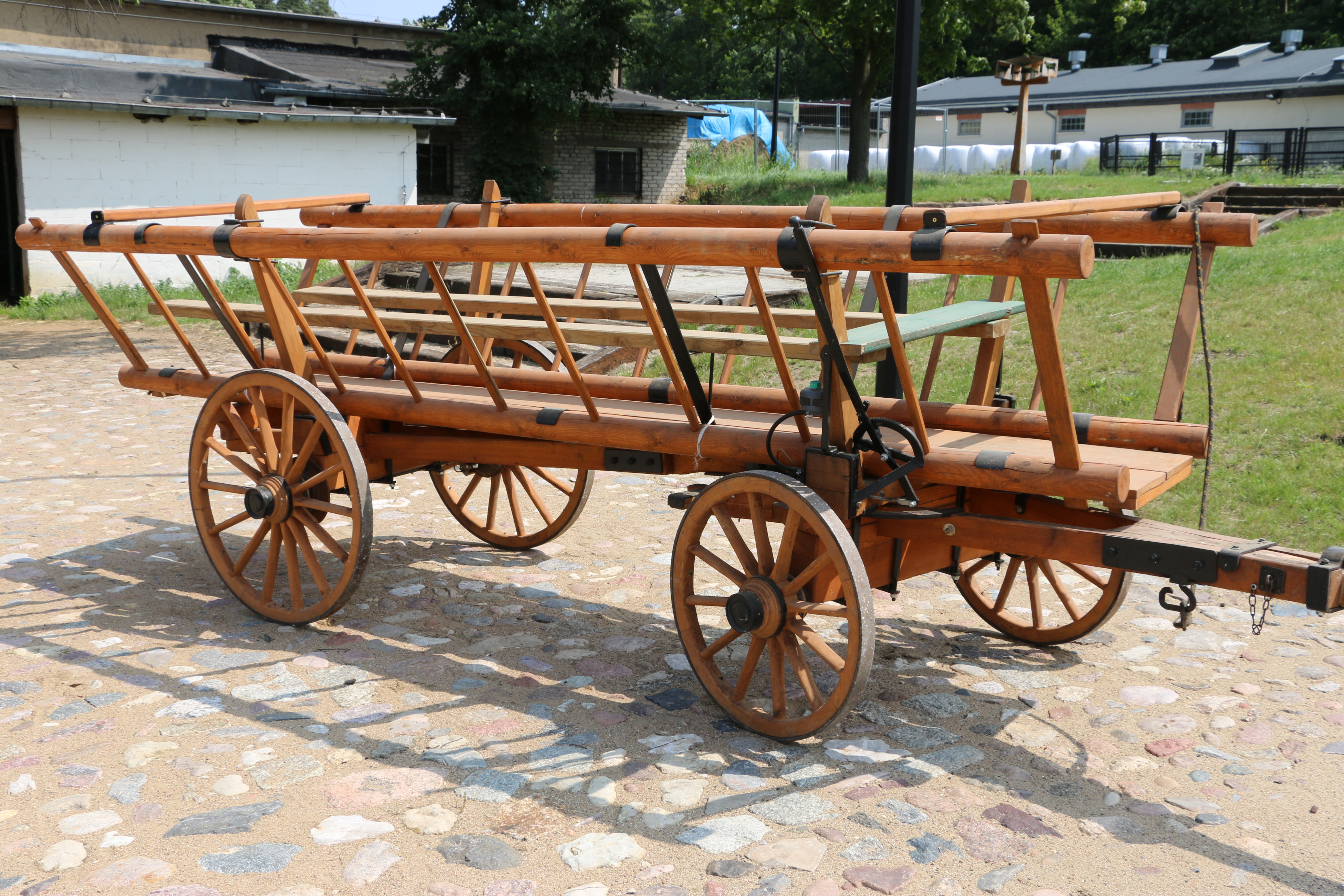 Wagon with Opening Roof