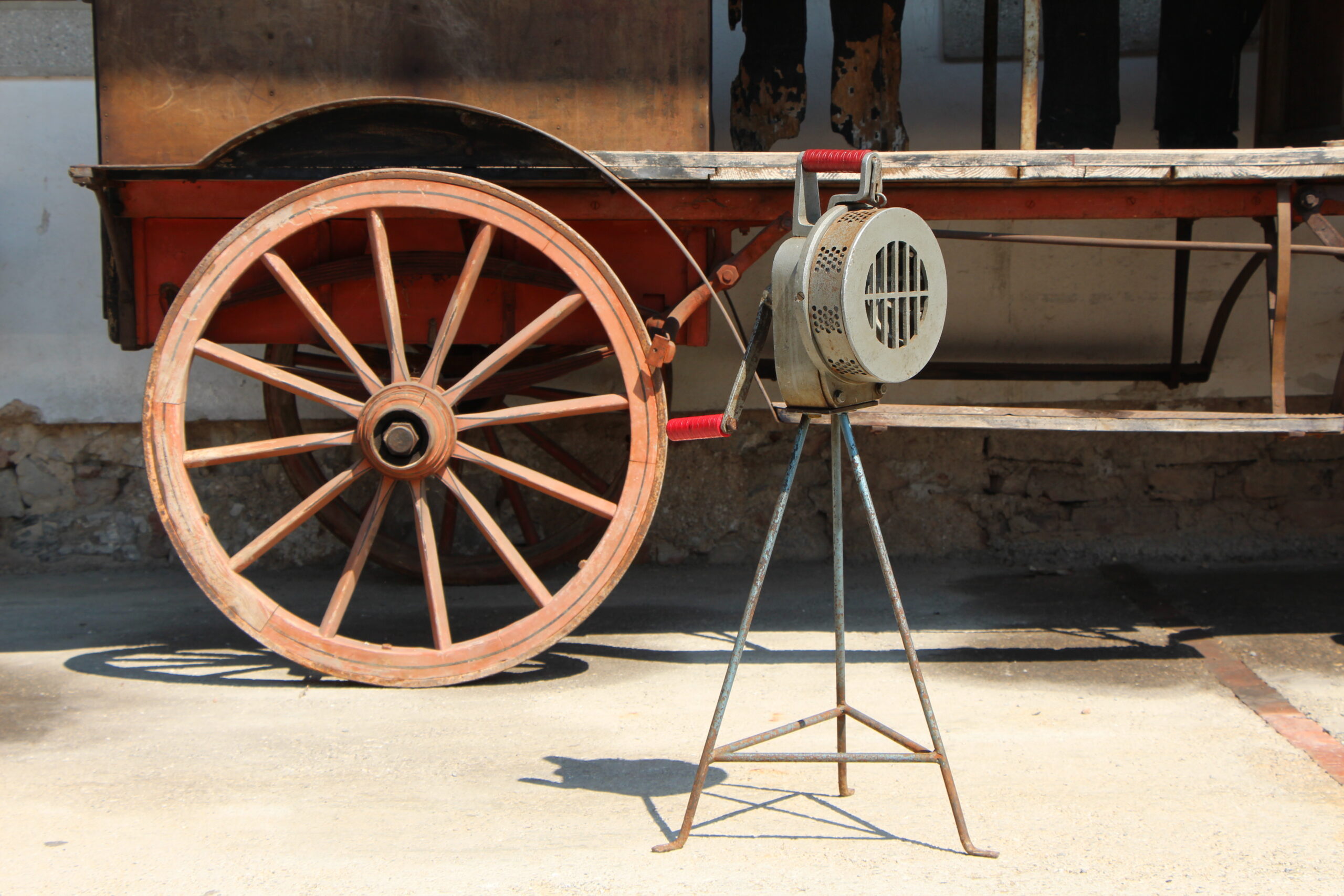 Hand crank siren