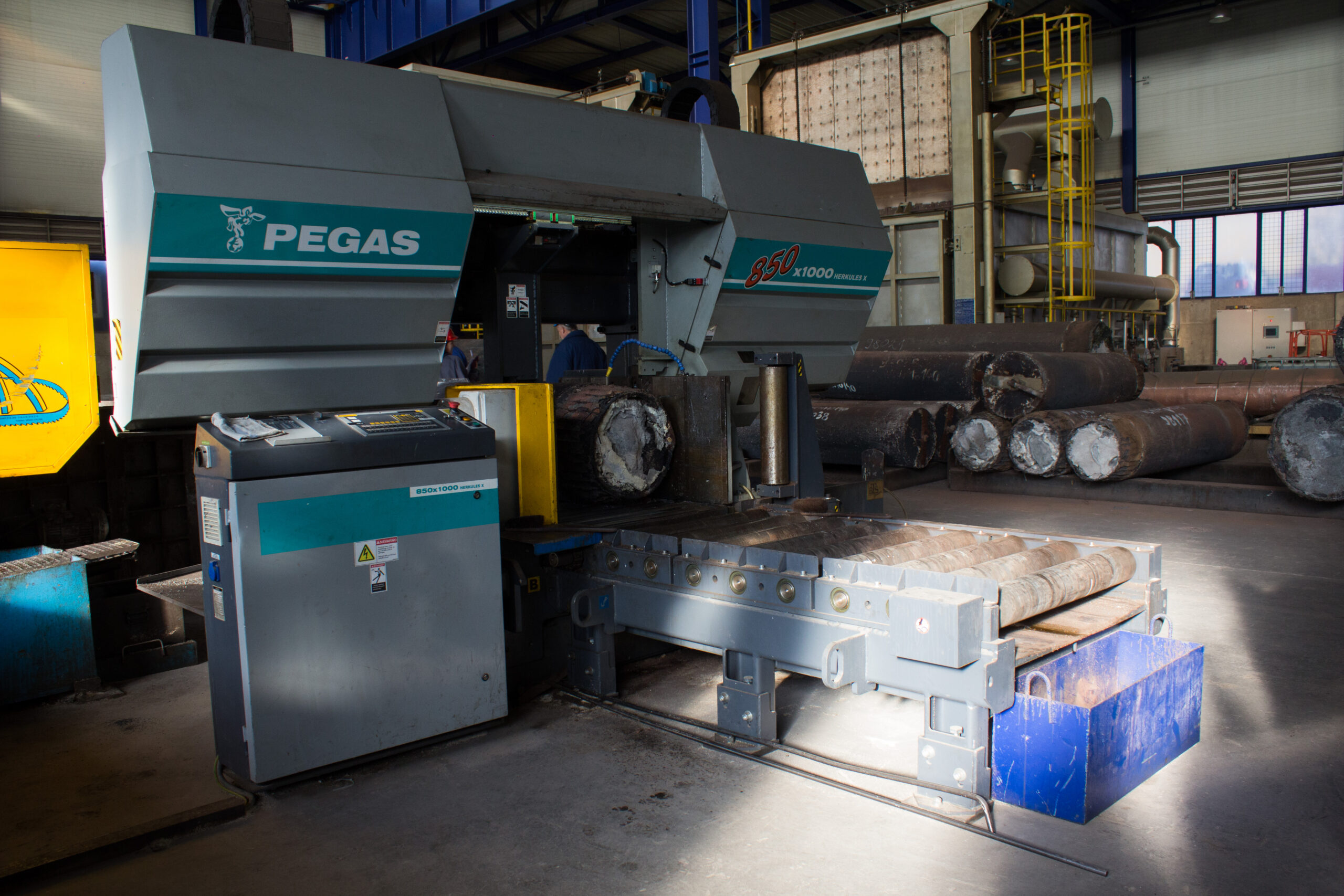 Ingot cutting saw