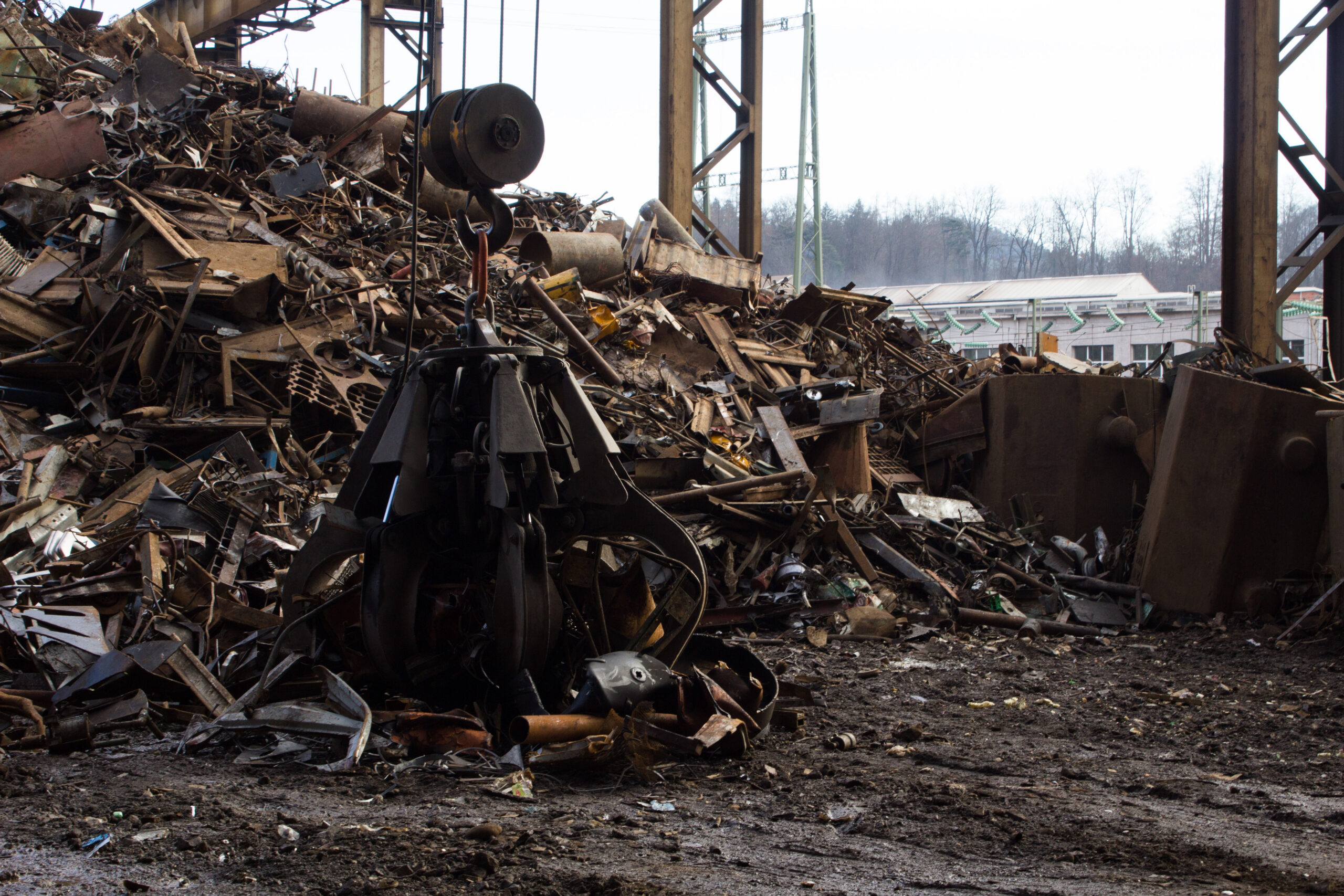 Loading steel scrap and alloy