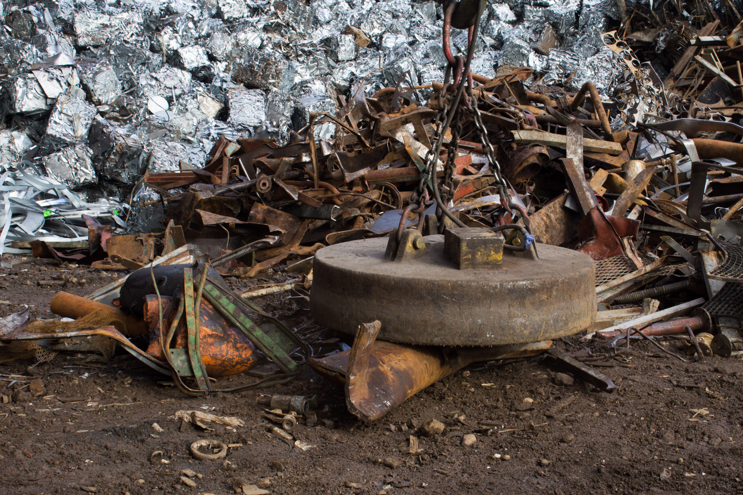 Loading steel scrap and alloy